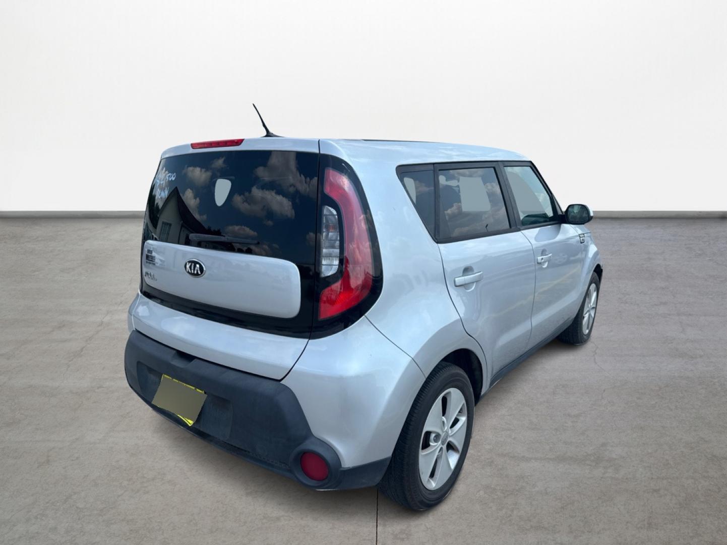 2016 Silver /Black Kia Soul Base 6A (KNDJN2A26G7) with an 1.6L L4 DOHC 16V engine, Automatic 6-Speed transmission, located at 16710 Clay Rd., Houston, TX, 77084, (281) 859-7900, 29.834864, -95.656166 - Photo#4