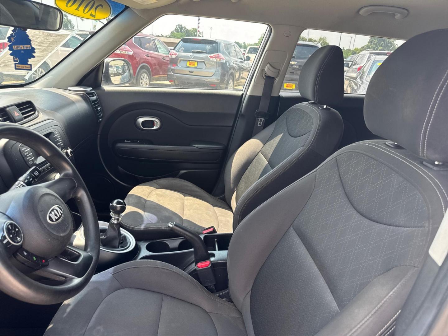 2016 Silver /Black Kia Soul Base 6A (KNDJN2A26G7) with an 1.6L L4 DOHC 16V engine, Automatic 6-Speed transmission, located at 16710 Clay Rd., Houston, TX, 77084, (281) 859-7900, 29.834864, -95.656166 - Photo#8