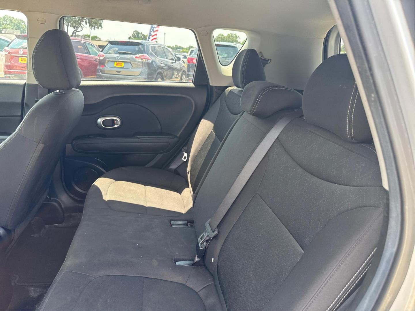 2016 Silver /Black Kia Soul Base 6A (KNDJN2A26G7) with an 1.6L L4 DOHC 16V engine, Automatic 6-Speed transmission, located at 16710 Clay Rd., Houston, TX, 77084, (281) 859-7900, 29.834864, -95.656166 - Photo#9