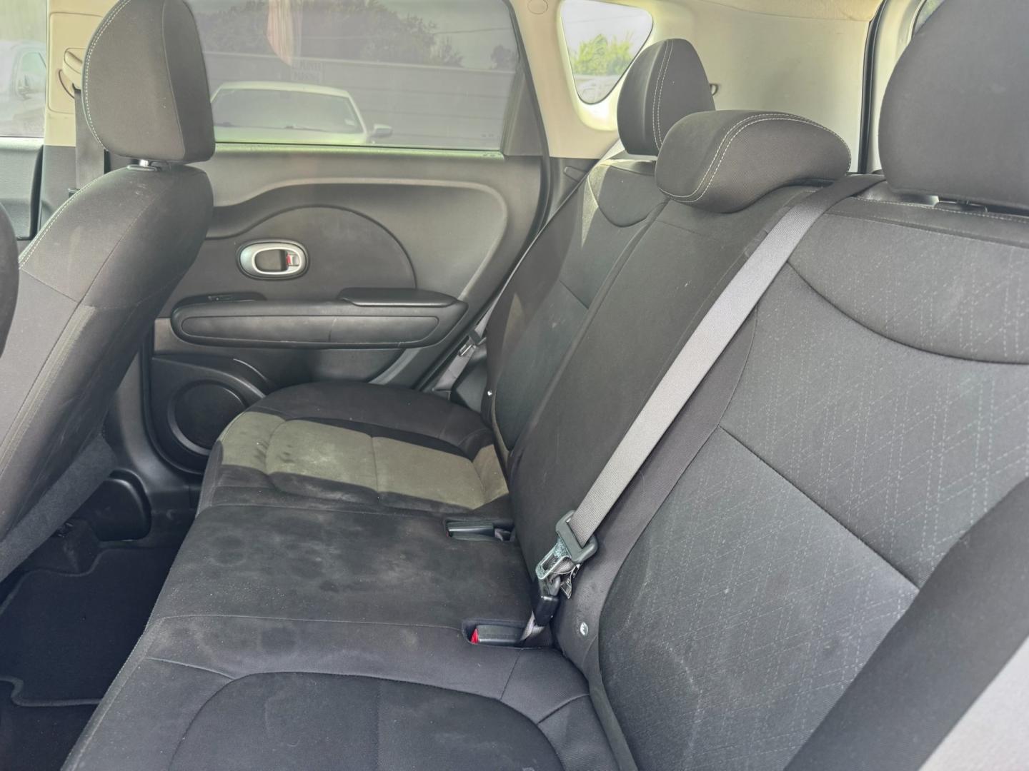 2016 Silver /Black Kia Soul Base 6A (KNDJN2A26G7) with an 1.6L L4 DOHC 16V engine, Automatic 6-Speed transmission, located at 16710 Clay Rd., Houston, TX, 77084, (281) 859-7900, 29.834864, -95.656166- Photo#11