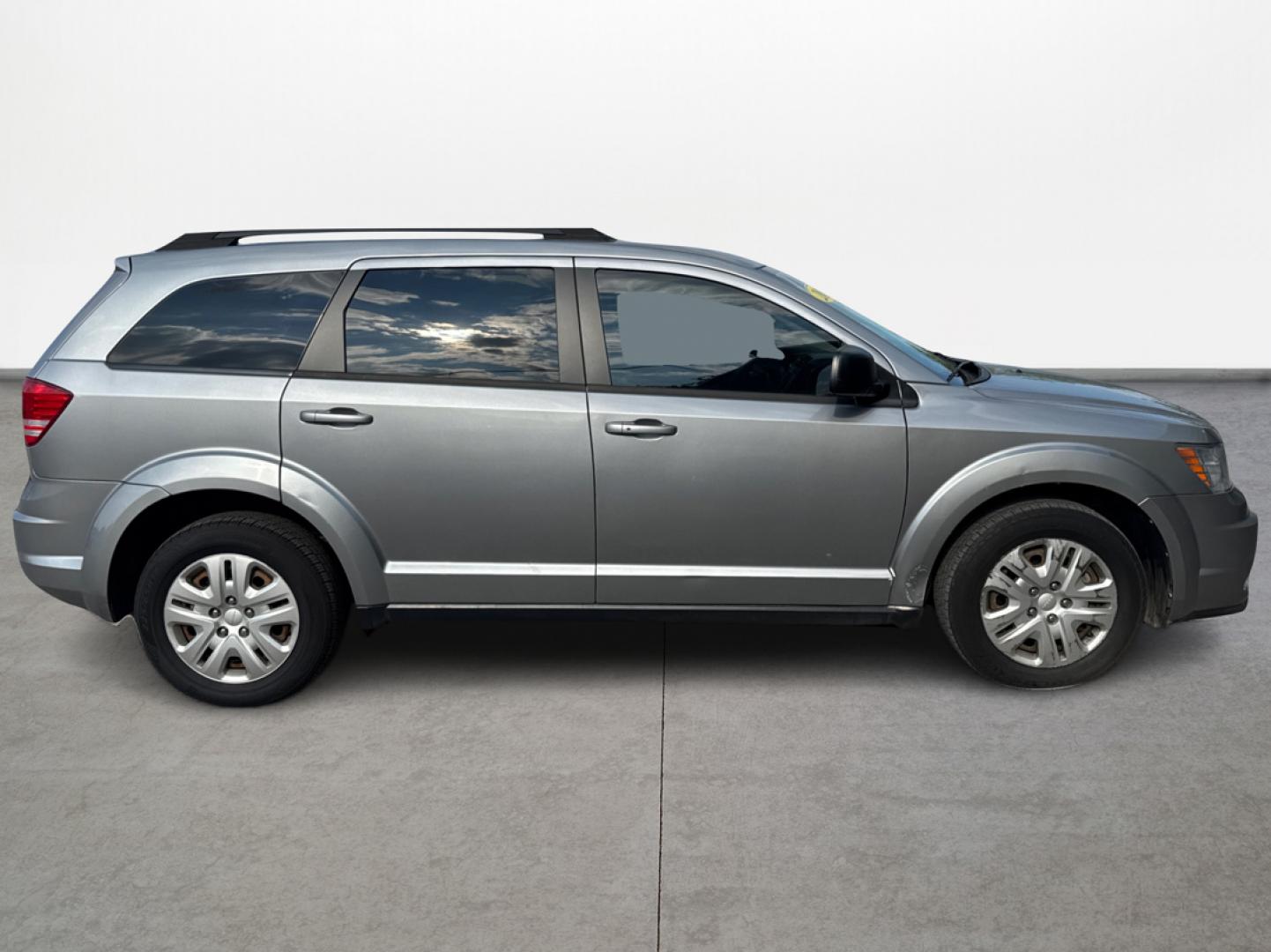 2017 Silver /Gray Dodge Journey SE (3C4PDCAB8HT) with an 2.4L L4 DOHC 16V engine, Automatic transmission, located at 16710 Clay Rd., Houston, TX, 77084, (281) 859-7900, 29.834864, -95.656166 - Photo#3