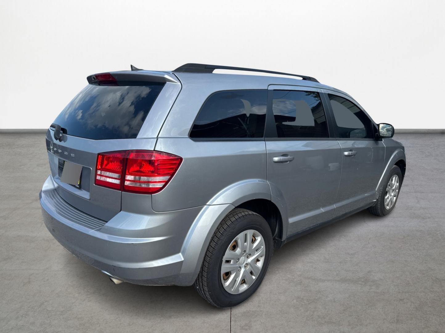 2017 Silver /Gray Dodge Journey SE (3C4PDCAB8HT) with an 2.4L L4 DOHC 16V engine, Automatic transmission, located at 16710 Clay Rd., Houston, TX, 77084, (281) 859-7900, 29.834864, -95.656166 - Photo#4