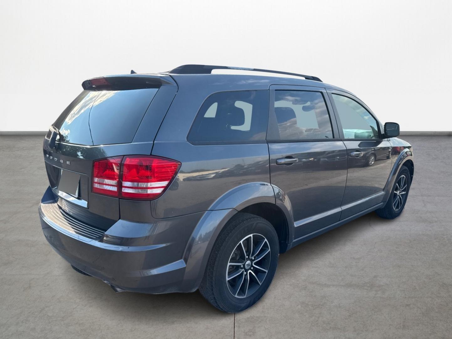 2018 Gray /gray Dodge Journey SE (3C4PDCAB7JT) with an 2.4L L4 DOHC 16V engine, Automatic transmission, located at 16710 Clay Rd., Houston, TX, 77084, (281) 859-7900, 29.834864, -95.656166 - Photo#4