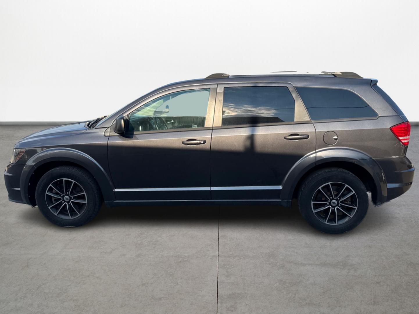 2018 Gray /gray Dodge Journey SE (3C4PDCAB7JT) with an 2.4L L4 DOHC 16V engine, Automatic transmission, located at 16710 Clay Rd., Houston, TX, 77084, (281) 859-7900, 29.834864, -95.656166 - Photo#7