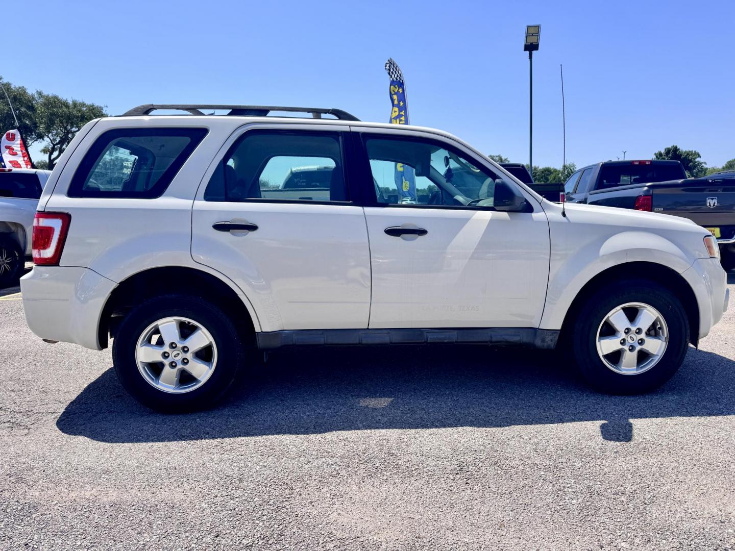 2012 White Ford Escape XLS FWD (1FMCU0C78CK) with an 2.5L L4 DOHC 16V engine, Automatic transmission, located at 16710 Clay Rd., Houston, TX, 77084, (281) 859-7900, 29.834864, -95.656166 - Photo#5