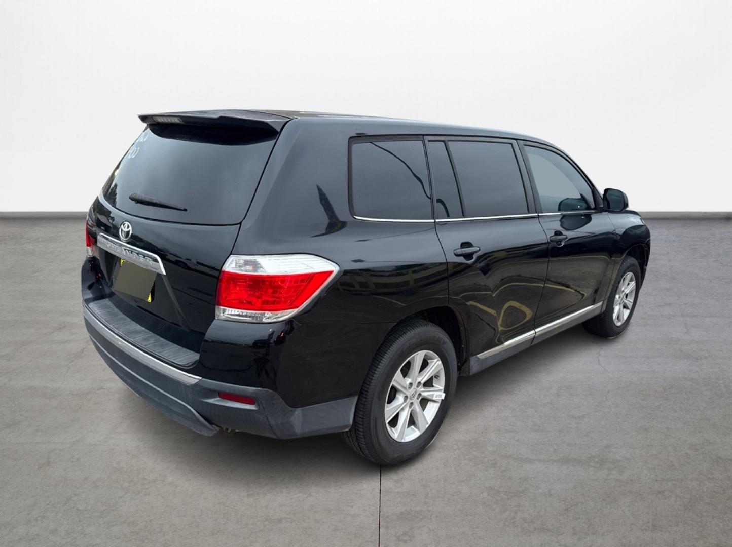 2013 Black /Gray Toyota Highlander Base 2WD I4 (5TDZA3EH6DS) with an 2.7L L4 DOHC 16V engine, 5-Speed Automatic transmission, located at 16710 Clay Rd., Houston, TX, 77084, (281) 859-7900, 29.834864, -95.656166 - Photo#4