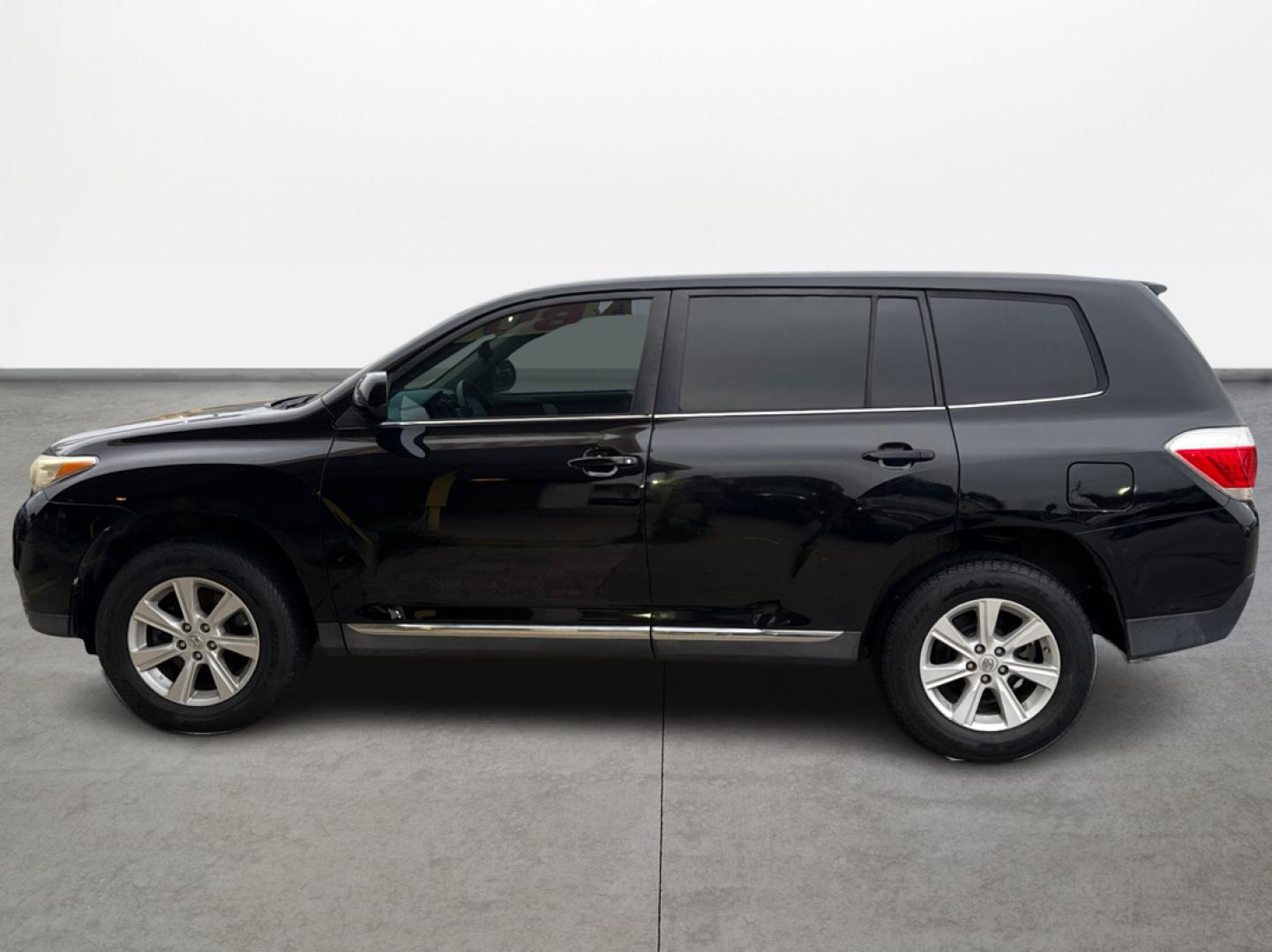 2013 Black /Gray Toyota Highlander Base 2WD I4 (5TDZA3EH6DS) with an 2.7L L4 DOHC 16V engine, 5-Speed Automatic transmission, located at 16710 Clay Rd., Houston, TX, 77084, (281) 859-7900, 29.834864, -95.656166 - Photo#7