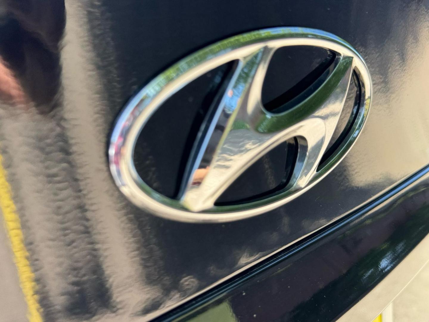 2017 Hyundai Accent SE 4-Door 6M (KMHCT4AE2HU) with an 1.6L L4 DOHC 16V engine, 6M transmission, located at 16710 Clay Rd., Houston, TX, 77084, (281) 859-7900, 29.834864, -95.656166 - Photo#10