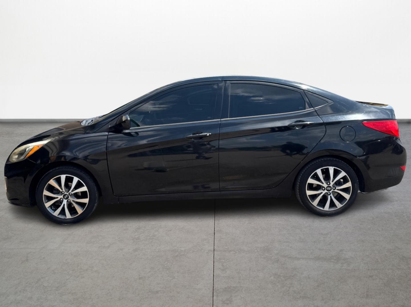2017 Hyundai Accent SE 4-Door 6M (KMHCT4AE2HU) with an 1.6L L4 DOHC 16V engine, 6M transmission, located at 16710 Clay Rd., Houston, TX, 77084, (281) 859-7900, 29.834864, -95.656166 - Photo#6