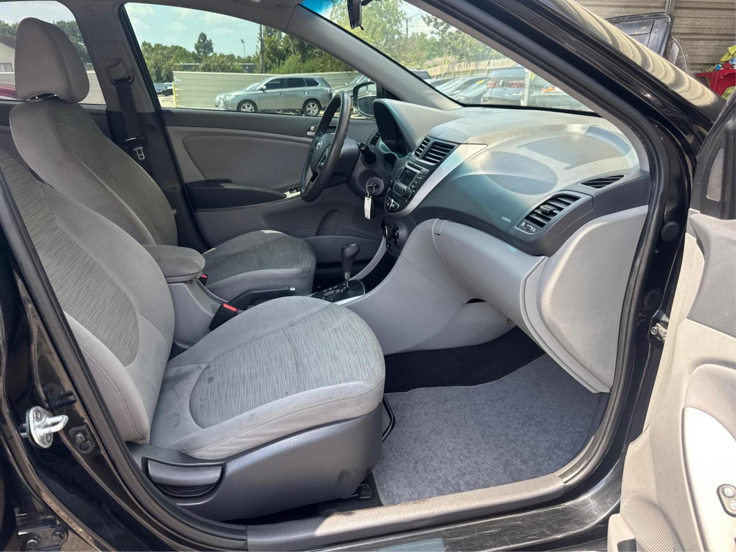 2017 Hyundai Accent SE 4-Door 6M (KMHCT4AE2HU) with an 1.6L L4 DOHC 16V engine, 6M transmission, located at 16710 Clay Rd., Houston, TX, 77084, (281) 859-7900, 29.834864, -95.656166 - Photo#8