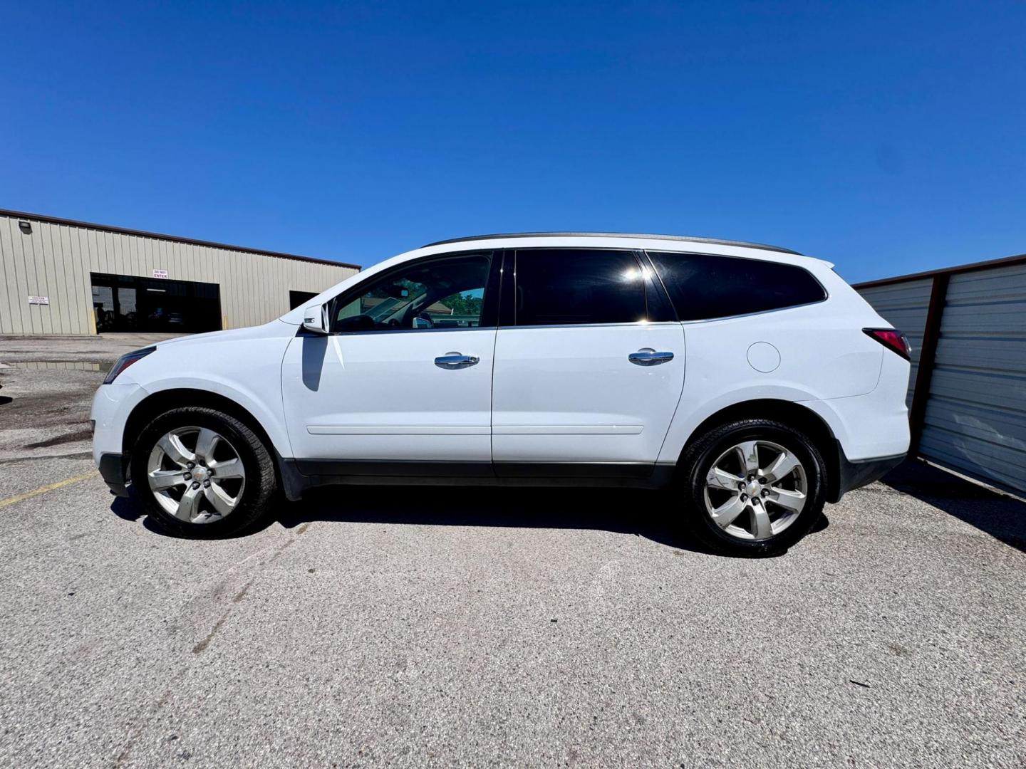 2017 Chevrolet Traverse 1LT FWD (1GNKRGKD9HJ) with an 3.6L V6 DOHC 24V engine, 6A transmission, located at 16710 Clay Rd., Houston, TX, 77084, (281) 859-7900, 29.834864, -95.656166 - Photo#5