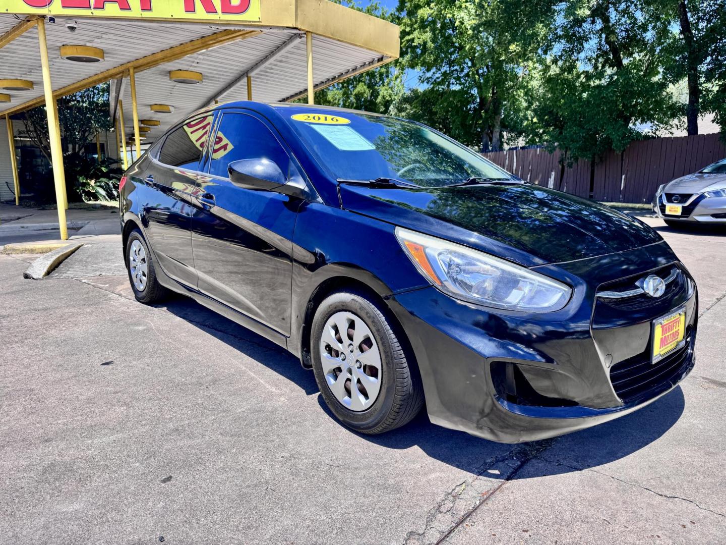 2016 Black /Gray Hyundai Accent SE 4-Door 6A (KMHCT4AE9GU) with an 1.6L L4 DOHC 16V engine, 6A transmission, located at 16710 Clay Rd., Houston, TX, 77084, (281) 859-7900, 29.834864, -95.656166 - Photo#6