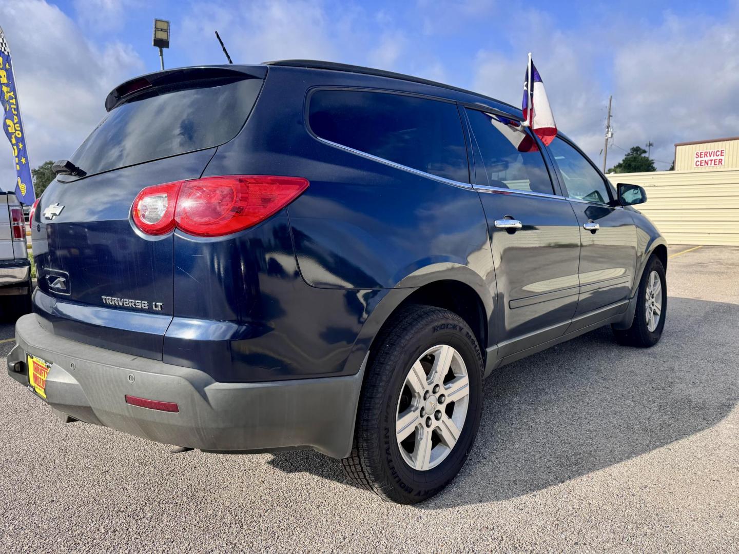 2012 Chevrolet Traverse LT FWD (1GNKRGED2CJ) with an 3.6L V6 DOHC 24V engine, 6-Speed Automatic transmission, located at 16710 Clay Rd., Houston, TX, 77084, (281) 859-7900, 29.834864, -95.656166 - Photo#4
