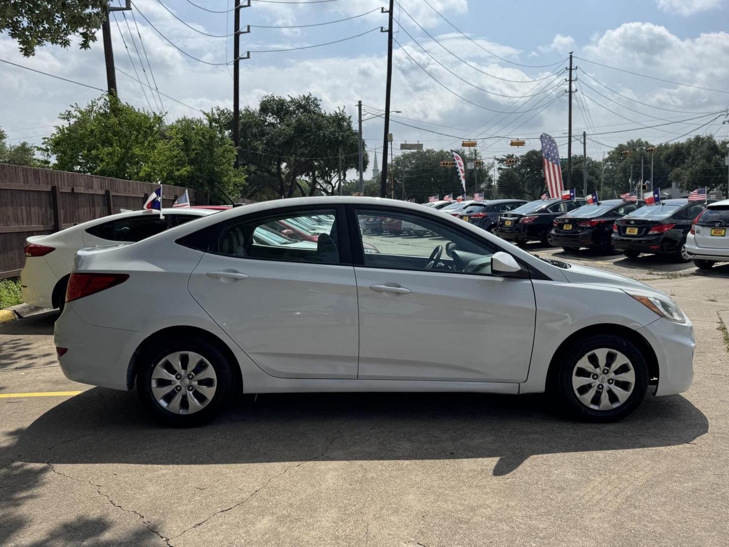 2017 White /Gray Hyundai Accent SE 4-Door 6M (KMHCT4AE7HU) with an 1.6L L4 DOHC 16V engine, 6M transmission, located at 16710 Clay Rd., Houston, TX, 77084, (281) 859-7900, 29.834864, -95.656166 - Photo#3
