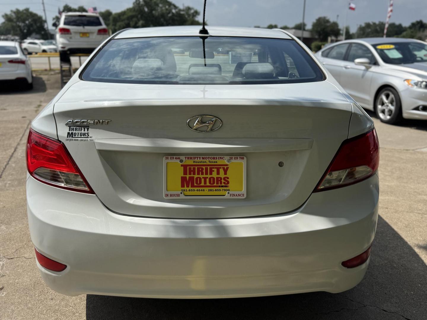 2017 White /Gray Hyundai Accent SE 4-Door 6M (KMHCT4AE7HU) with an 1.6L L4 DOHC 16V engine, 6M transmission, located at 16710 Clay Rd., Houston, TX, 77084, (281) 859-7900, 29.834864, -95.656166 - Photo#5