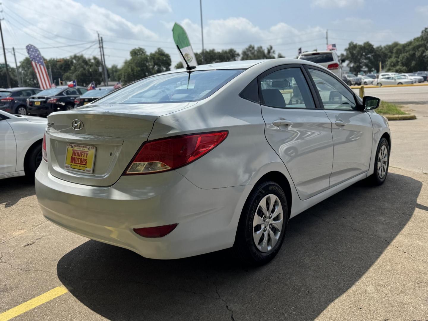 2017 White /Gray Hyundai Accent SE 4-Door 6M (KMHCT4AE7HU) with an 1.6L L4 DOHC 16V engine, 6M transmission, located at 16710 Clay Rd., Houston, TX, 77084, (281) 859-7900, 29.834864, -95.656166 - Photo#4