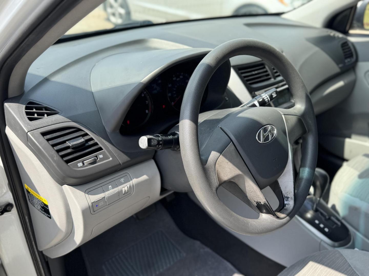 2017 White /Gray Hyundai Accent SE 4-Door 6M (KMHCT4AE7HU) with an 1.6L L4 DOHC 16V engine, 6M transmission, located at 16710 Clay Rd., Houston, TX, 77084, (281) 859-7900, 29.834864, -95.656166 - Photo#9