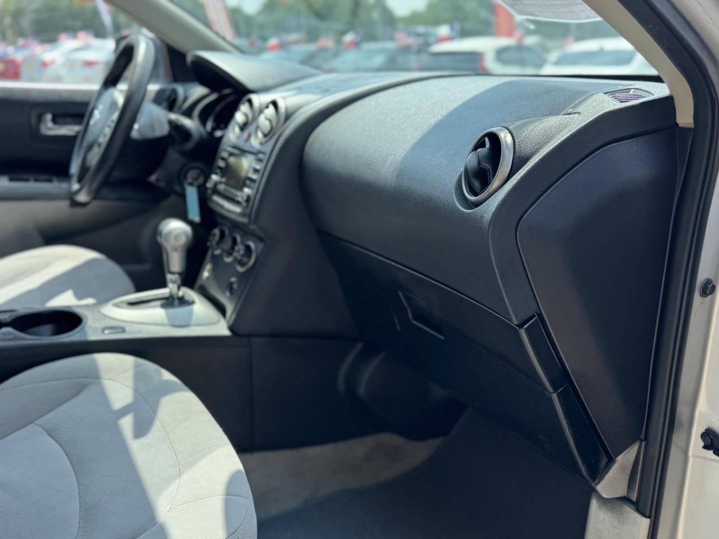 2014 Silver /Silver Nissan Rogue S 2WD (JN8AS5MT2EW) with an 2.5L L4 DOHC 16V engine, Continuously Variable Transmission transmission, located at 16710 Clay Rd., Houston, TX, 77084, (281) 859-7900, 29.834864, -95.656166 - Photo#3