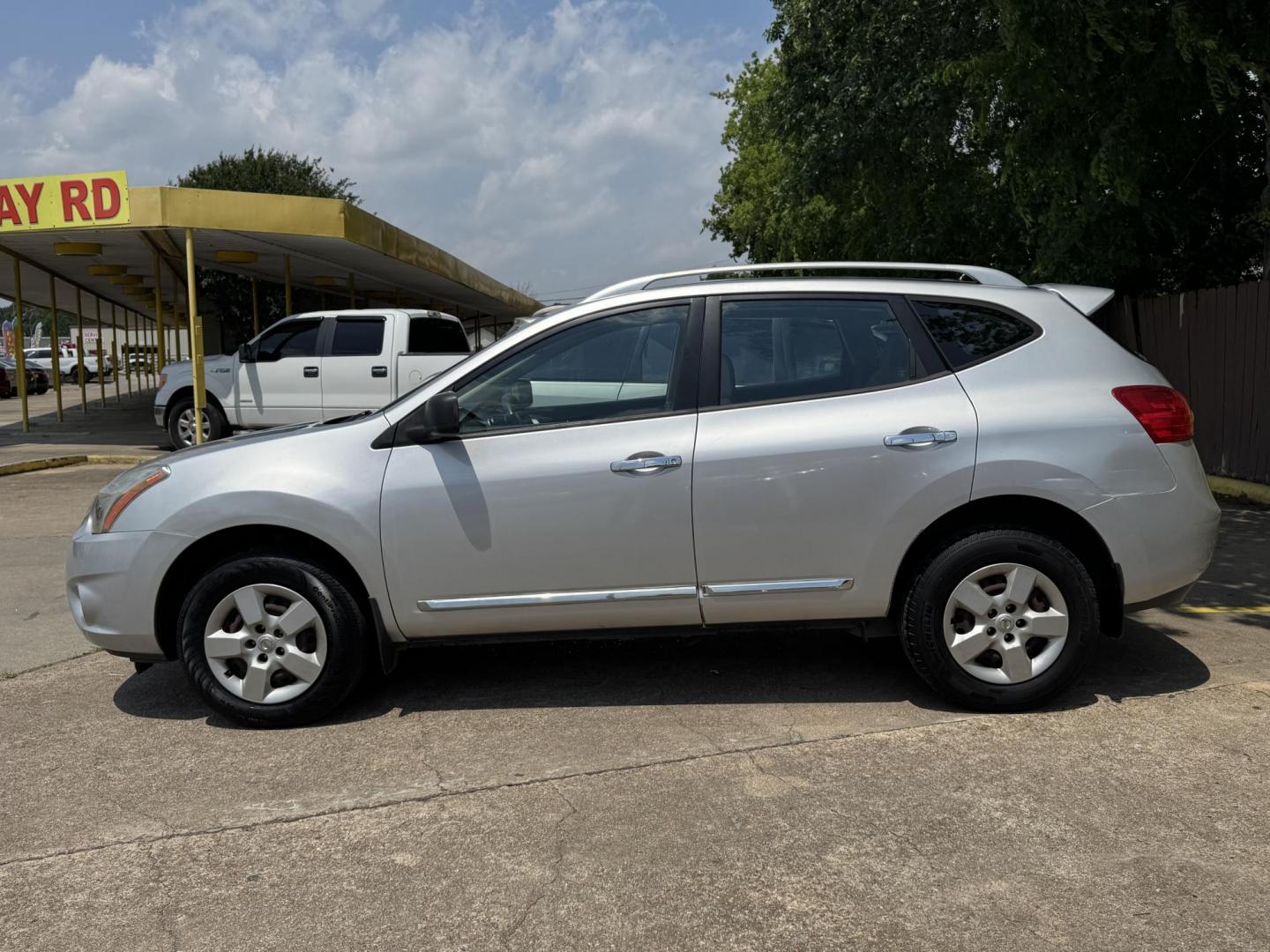 2014 Silver /Silver Nissan Rogue S 2WD (JN8AS5MT2EW) with an 2.5L L4 DOHC 16V engine, Continuously Variable Transmission transmission, located at 16710 Clay Rd., Houston, TX, 77084, (281) 859-7900, 29.834864, -95.656166 - Photo#4