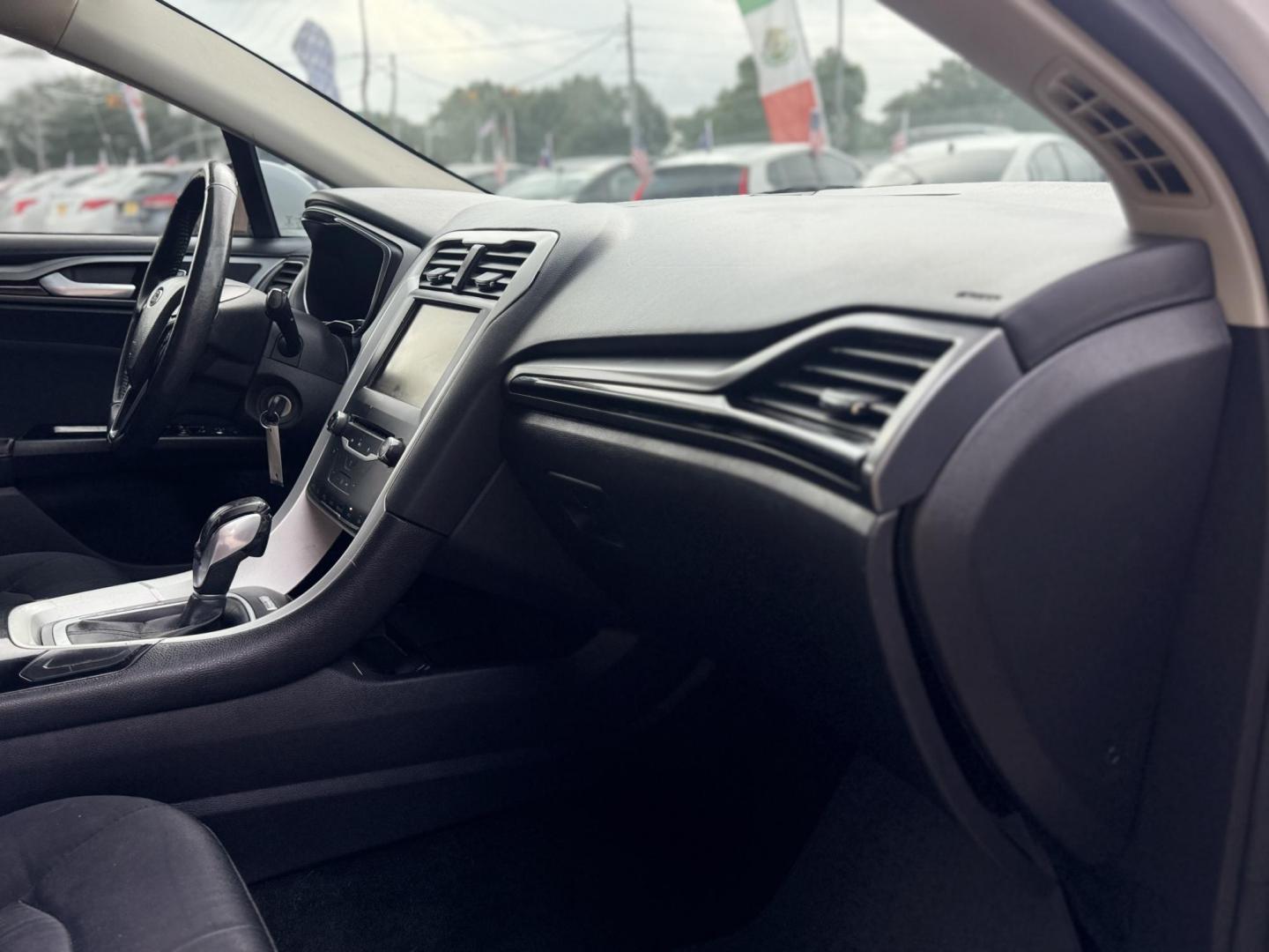 2015 White /Black Ford Fusion SE (1FA6P0HD8F5) with an 1.5L L4 DOHC 16V engine, located at 16710 Clay Rd., Houston, TX, 77084, (281) 859-7900, 29.834864, -95.656166 - Photo#7