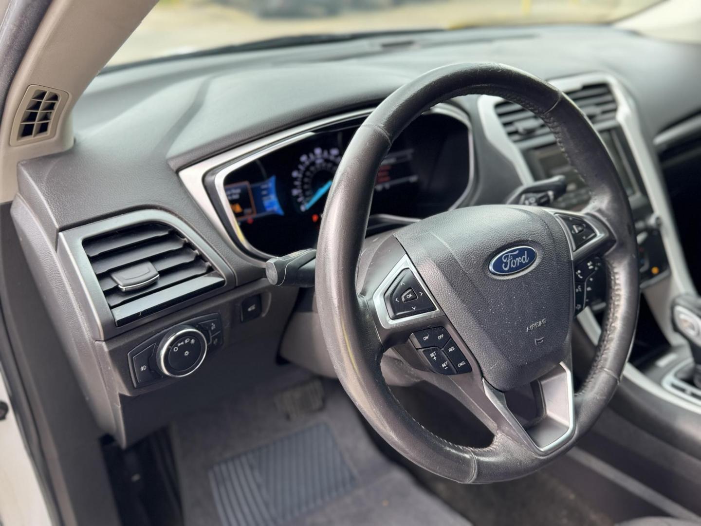 2015 White /Black Ford Fusion SE (1FA6P0HD8F5) with an 1.5L L4 DOHC 16V engine, located at 16710 Clay Rd., Houston, TX, 77084, (281) 859-7900, 29.834864, -95.656166 - Photo#17