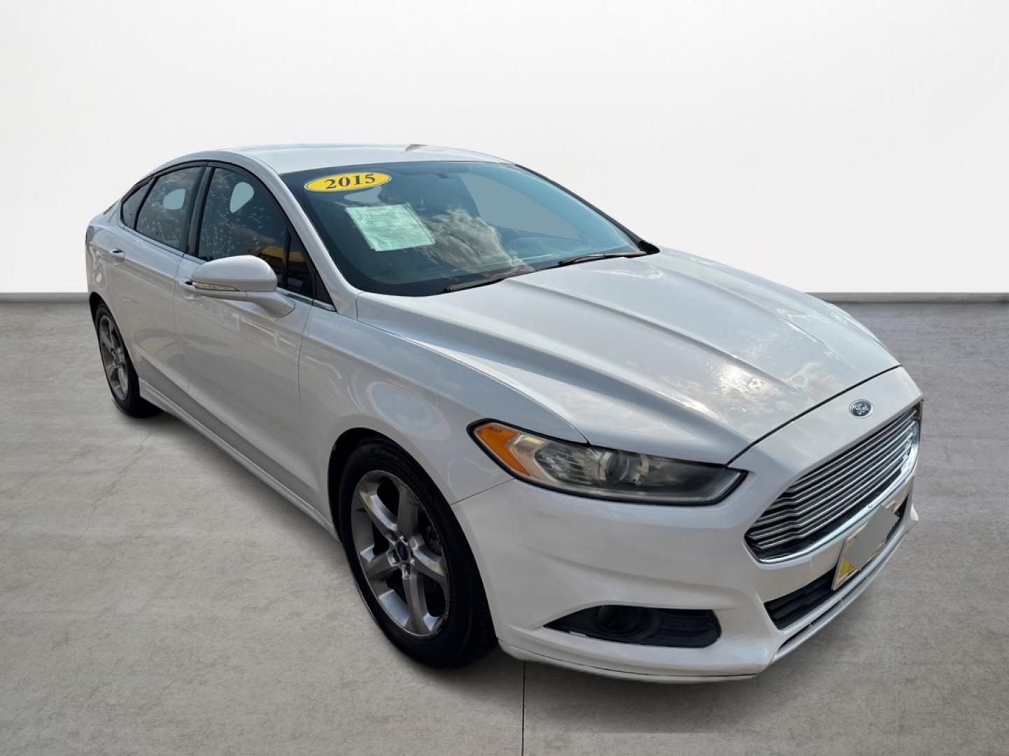 2015 White /Black Ford Fusion SE (1FA6P0HD8F5) with an 1.5L L4 DOHC 16V engine, located at 16710 Clay Rd., Houston, TX, 77084, (281) 859-7900, 29.834864, -95.656166 - Photo#2