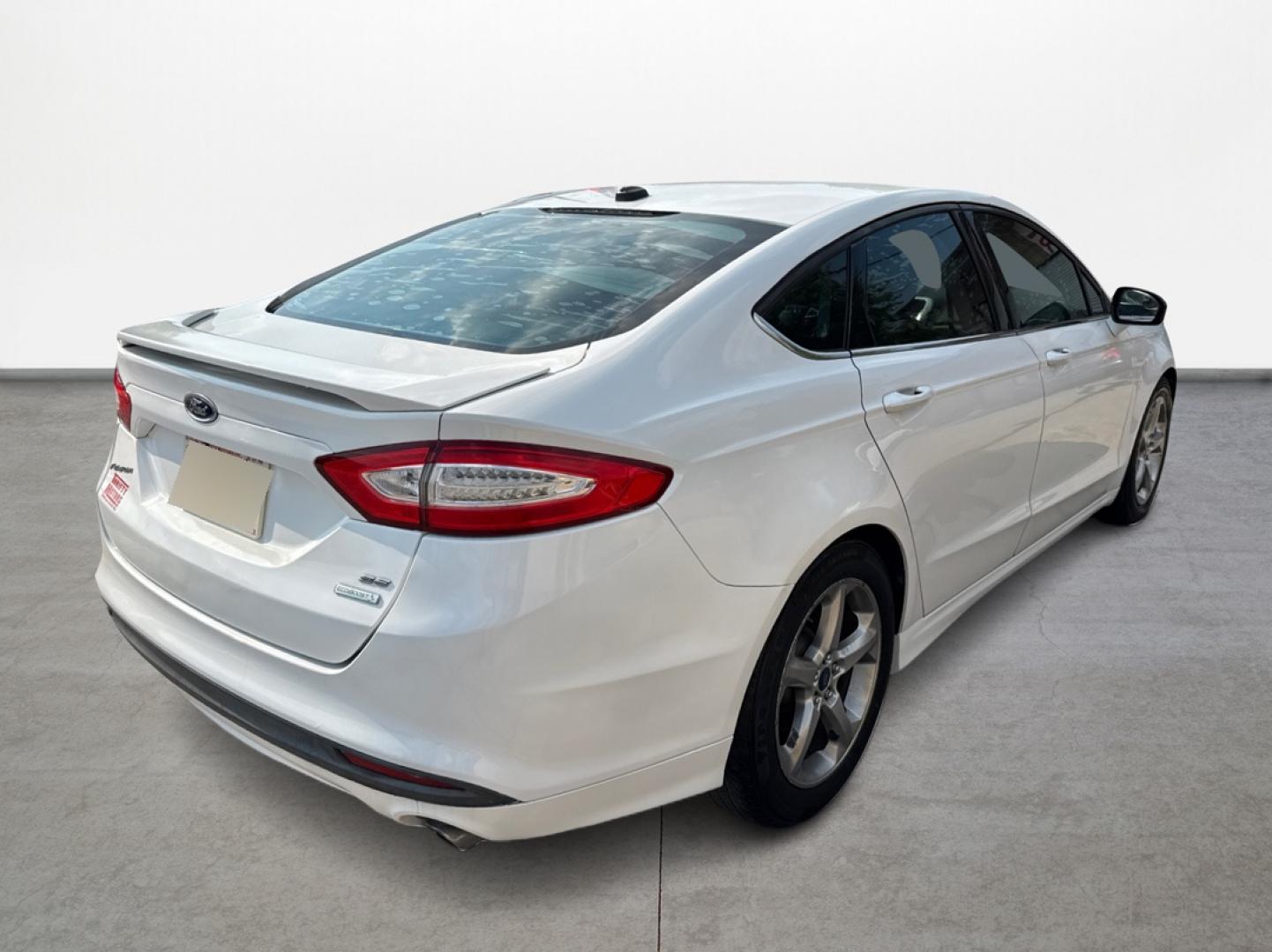 2015 White /Black Ford Fusion SE (1FA6P0HD8F5) with an 1.5L L4 DOHC 16V engine, located at 16710 Clay Rd., Houston, TX, 77084, (281) 859-7900, 29.834864, -95.656166 - Photo#4