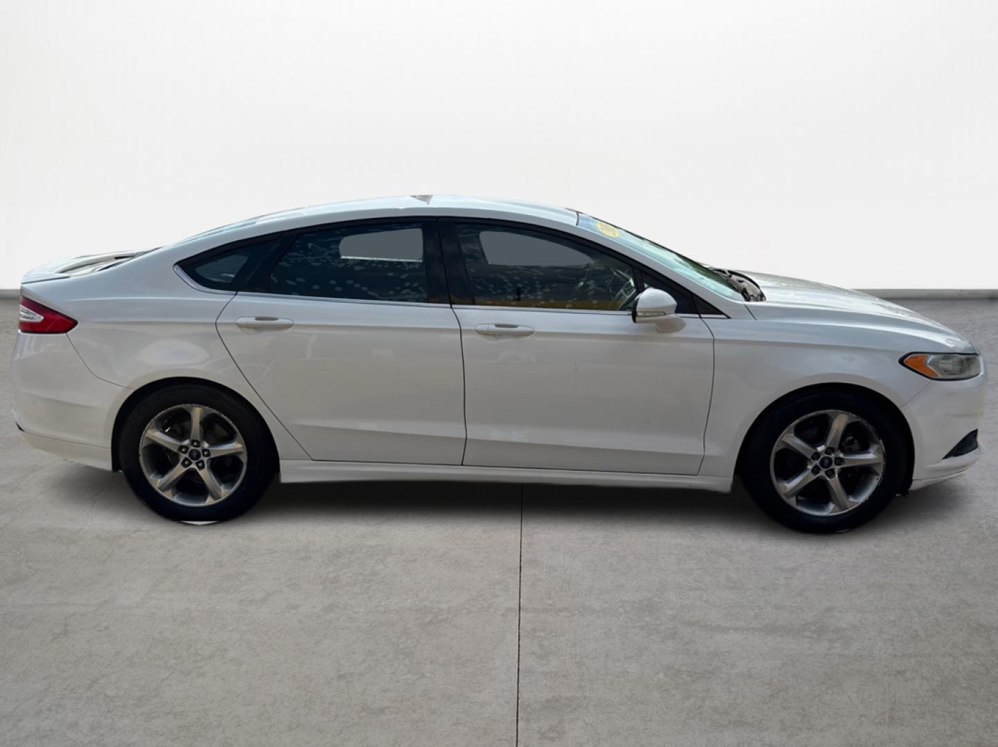 2015 White /Black Ford Fusion SE (1FA6P0HD8F5) with an 1.5L L4 DOHC 16V engine, located at 16710 Clay Rd., Houston, TX, 77084, (281) 859-7900, 29.834864, -95.656166 - Photo#3