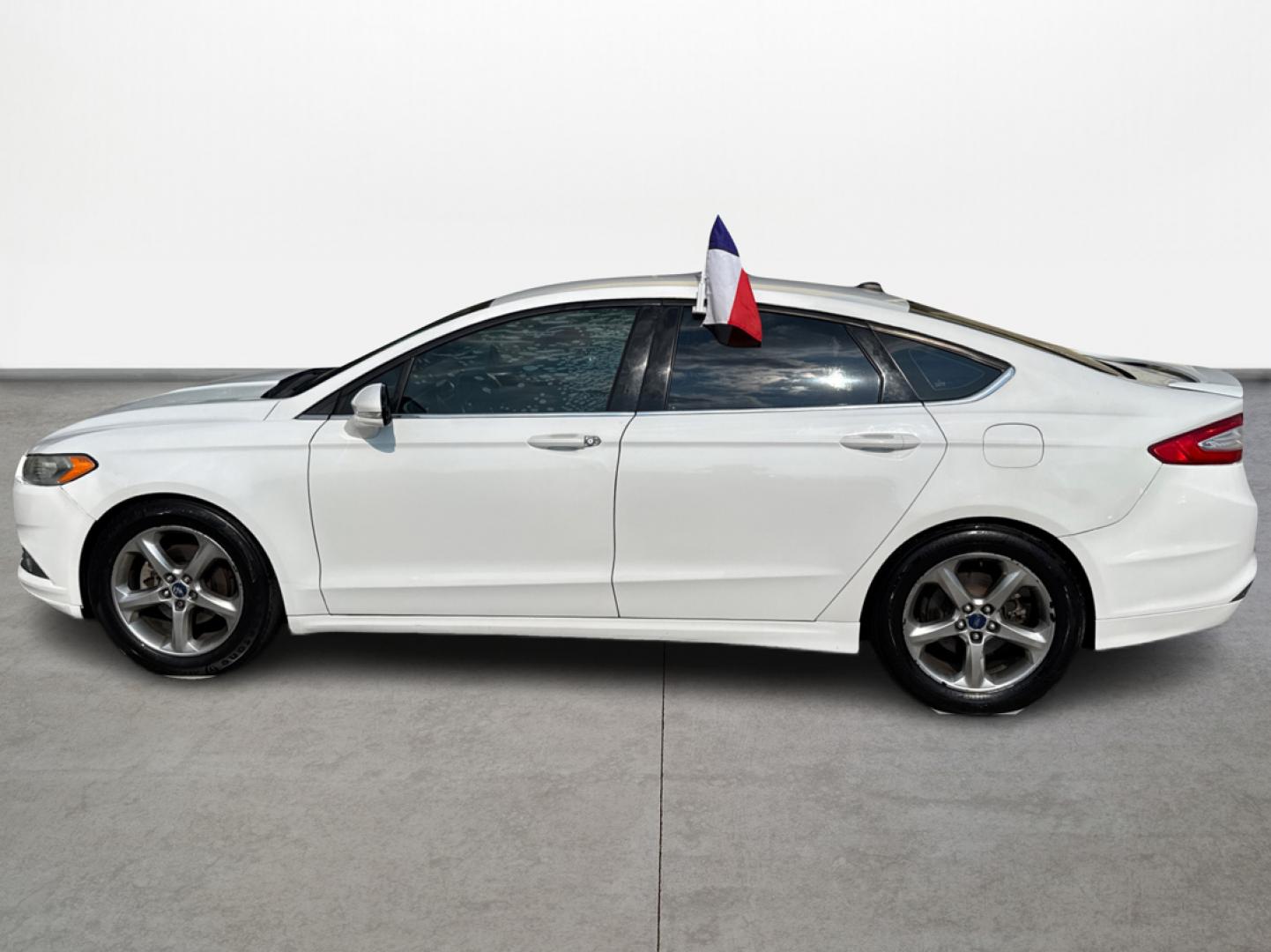 2015 White /Black Ford Fusion SE (1FA6P0HD8F5) with an 1.5L L4 DOHC 16V engine, located at 16710 Clay Rd., Houston, TX, 77084, (281) 859-7900, 29.834864, -95.656166 - Photo#7