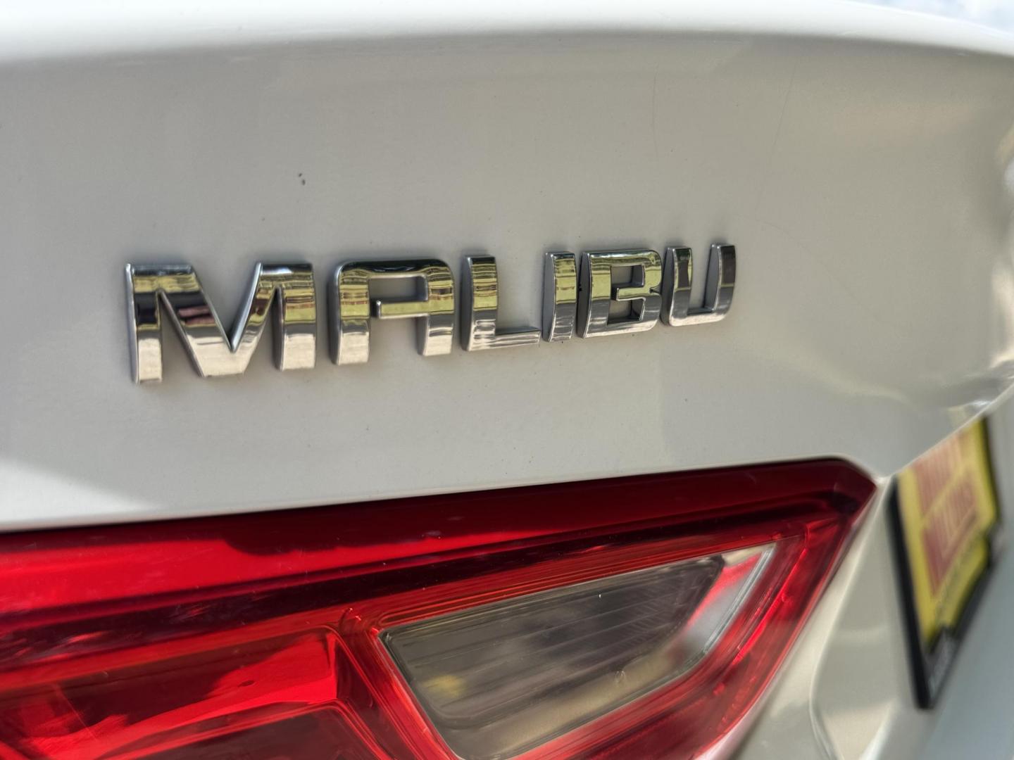 2016 White /Gray Chevrolet Malibu 1LT (1G1ZE5ST7GF) with an 1.5L L4 DOHC 16V engine, 6A transmission, located at 16710 Clay Rd., Houston, TX, 77084, (281) 859-7900, 29.834864, -95.656166 - Photo#8