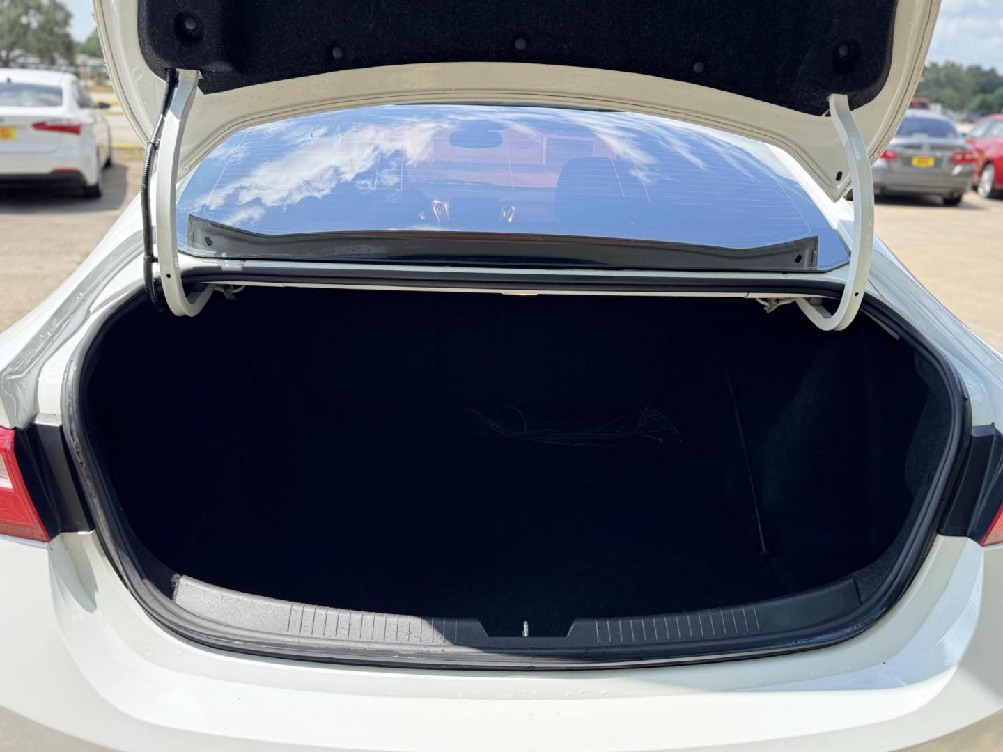 2016 White /Gray Chevrolet Malibu 1LT (1G1ZE5ST7GF) with an 1.5L L4 DOHC 16V engine, 6A transmission, located at 16710 Clay Rd., Houston, TX, 77084, (281) 859-7900, 29.834864, -95.656166 - Photo#12