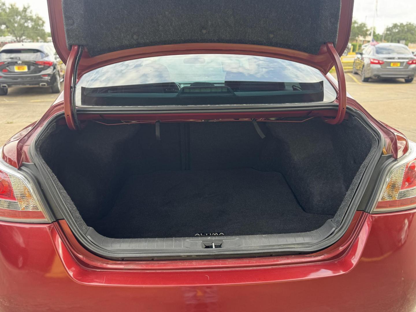 2015 Red /Gray Nissan Altima 2.5 S (1N4AL3AP8FN) with an 2.5L L4 DOHC 16V engine, Continuously Variable Transmission transmission, located at 16710 Clay Rd., Houston, TX, 77084, (281) 859-7900, 29.834864, -95.656166 - Photo#11