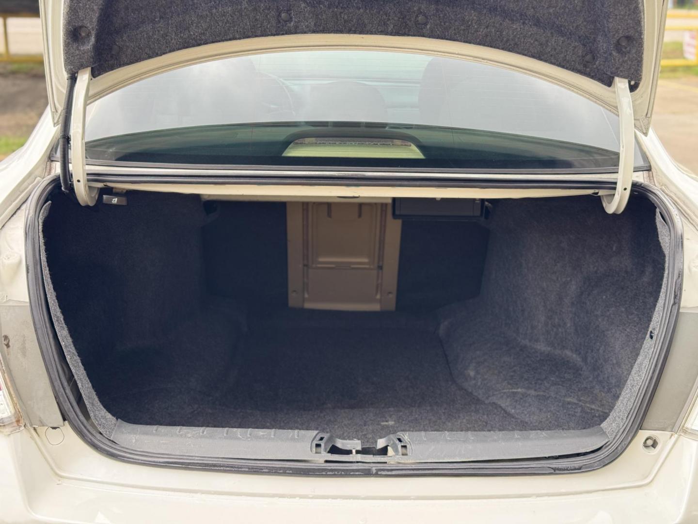 2012 White /Tan Honda Accord EX-L V6 Sedan AT (1HGCP3F8XCA) with an 3.5L V6 SOHC 24V engine, 5-Speed Automatic transmission, located at 16710 Clay Rd., Houston, TX, 77084, (281) 859-7900, 29.834864, -95.656166 - Photo#15