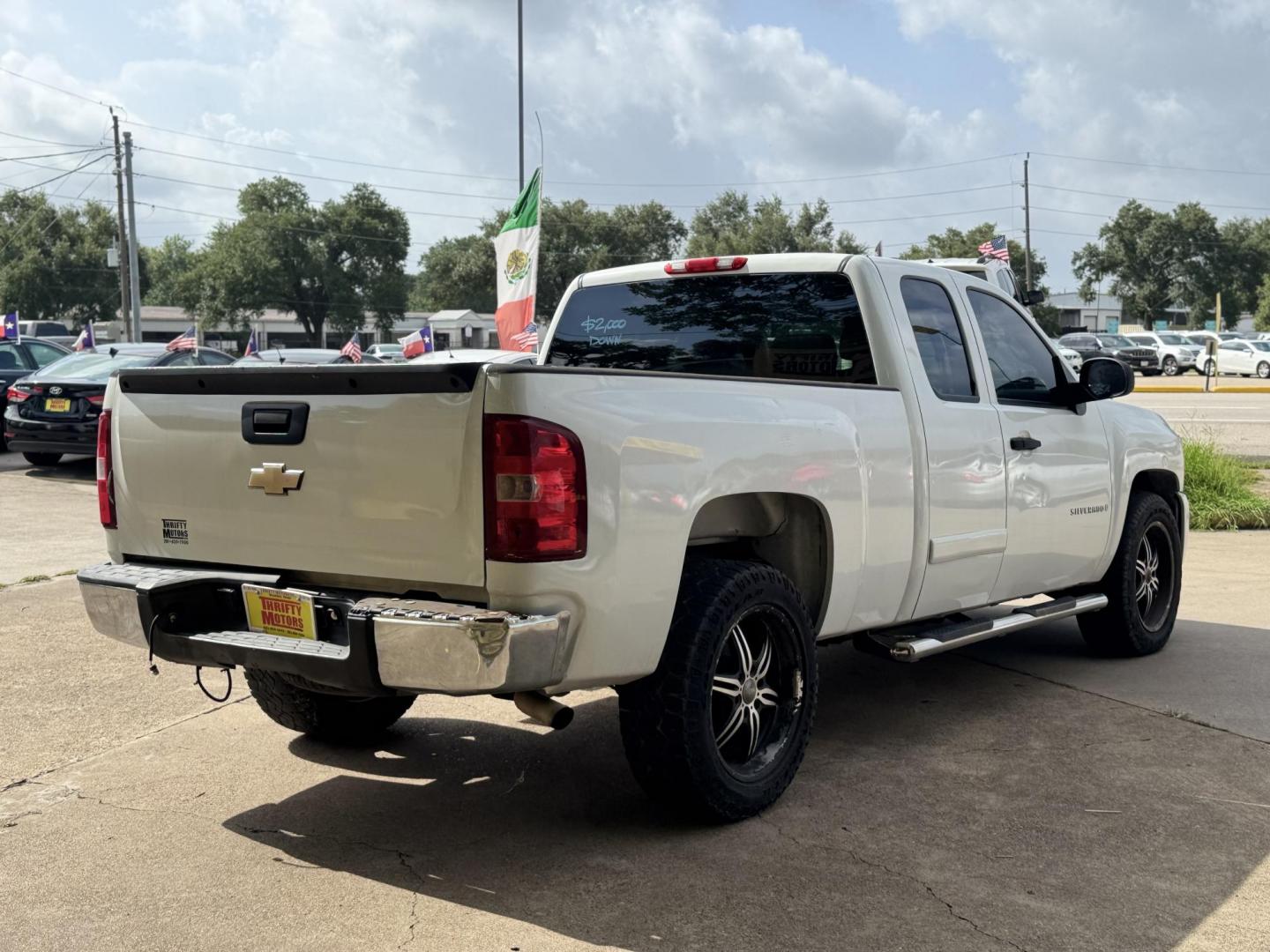 2008 White Chevrolet Silverado 1500 LT1 Ext. Cab Long Box 2WD (2GCEC19J181) with an 5.3L V8 OHV 16V engine, 4-Speed Automatic Overdrive transmission, located at 16710 Clay Rd., Houston, TX, 77084, (281) 859-7900, 29.834864, -95.656166 - Photo#4