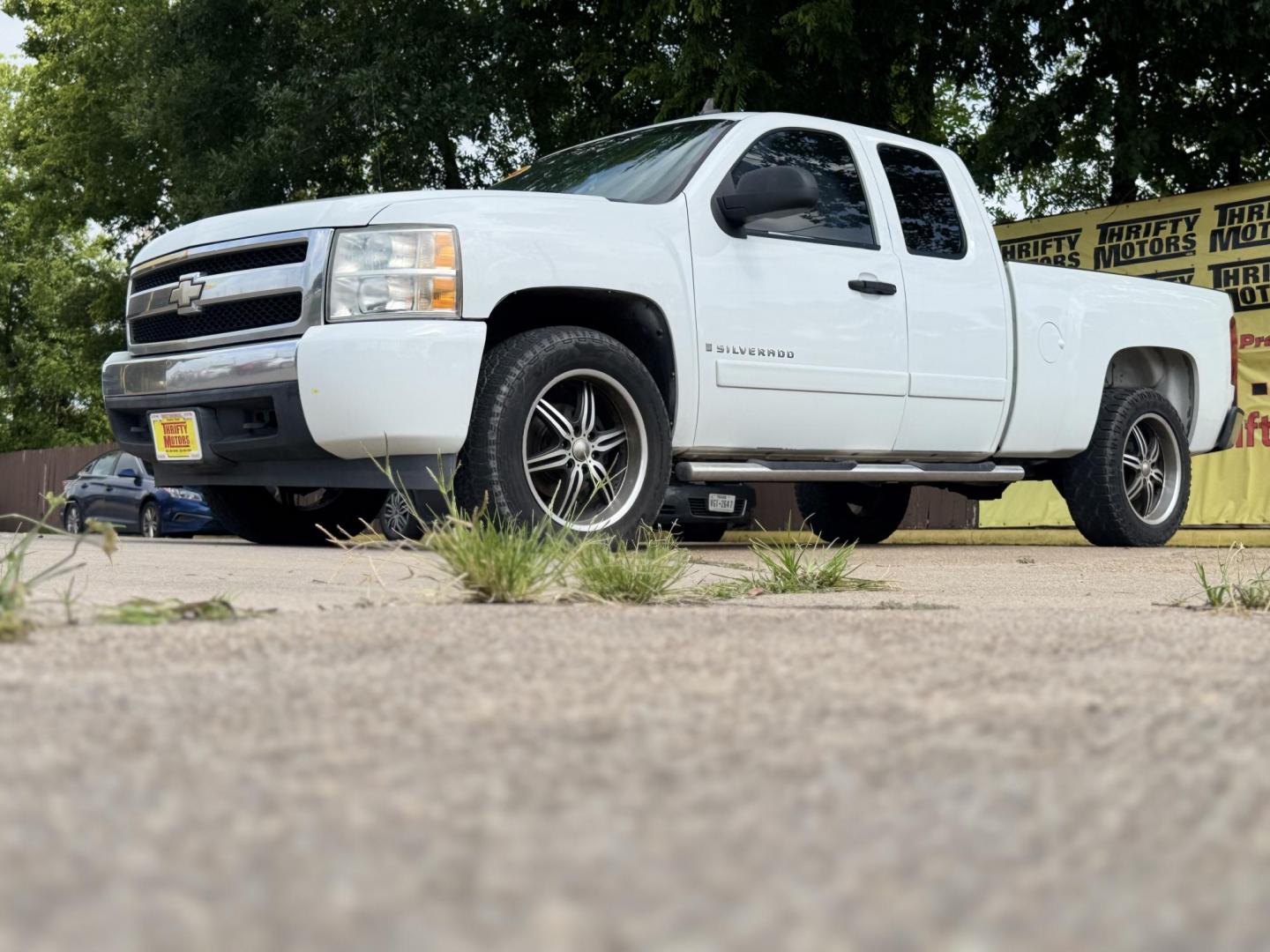 2008 White Chevrolet Silverado 1500 LT1 Ext. Cab Long Box 2WD (2GCEC19J181) with an 5.3L V8 OHV 16V engine, 4-Speed Automatic Overdrive transmission, located at 16710 Clay Rd., Houston, TX, 77084, (281) 859-7900, 29.834864, -95.656166 - Photo#7