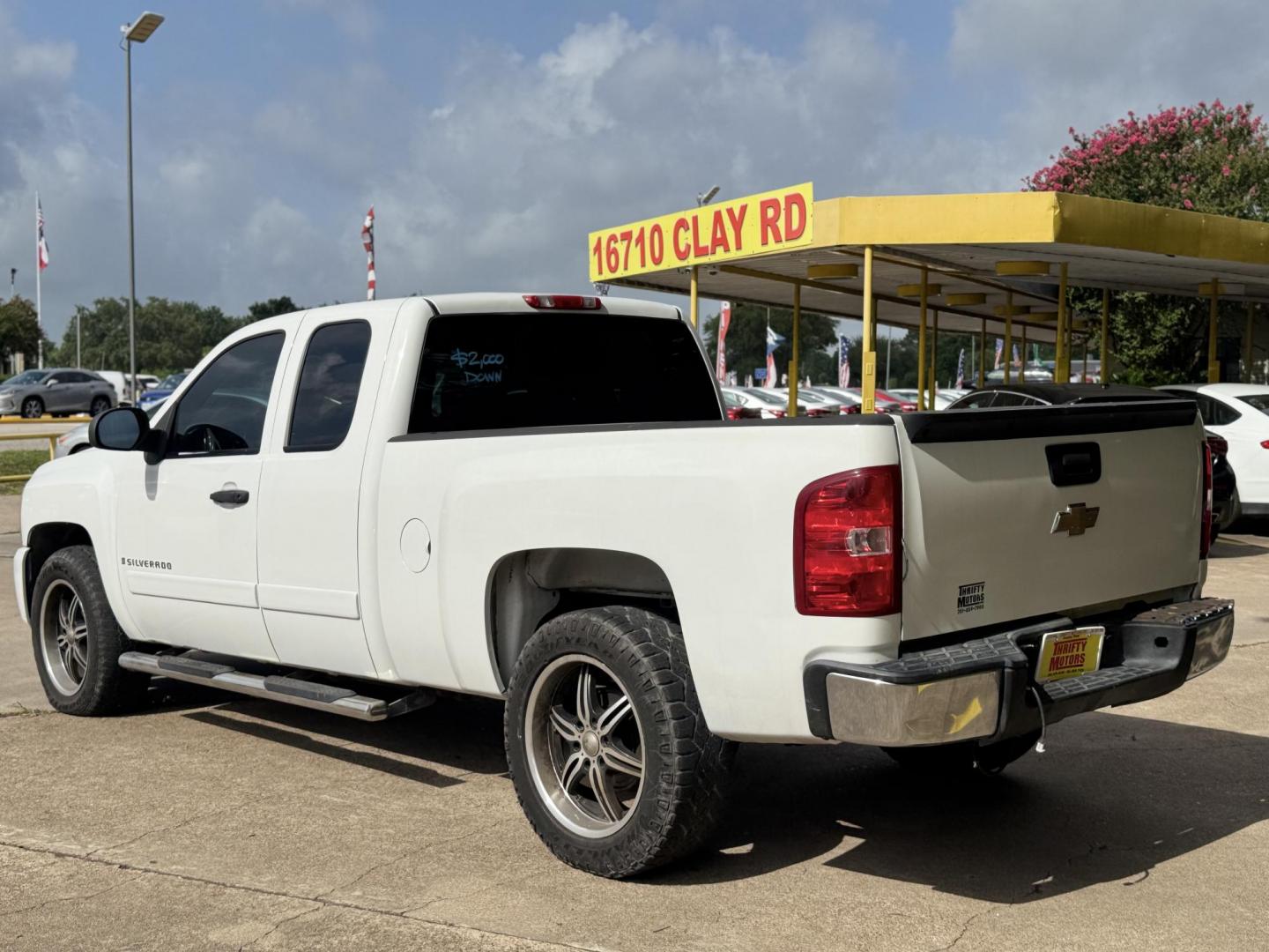2008 White Chevrolet Silverado 1500 LT1 Ext. Cab Long Box 2WD (2GCEC19J181) with an 5.3L V8 OHV 16V engine, 4-Speed Automatic Overdrive transmission, located at 16710 Clay Rd., Houston, TX, 77084, (281) 859-7900, 29.834864, -95.656166 - Photo#9