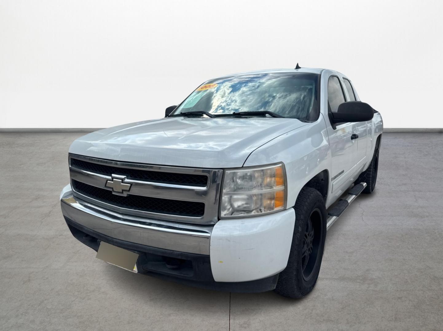 2008 White Chevrolet Silverado 1500 LT1 Ext. Cab Long Box 2WD (2GCEC19J181) with an 5.3L V8 OHV 16V engine, 4-Speed Automatic Overdrive transmission, located at 16710 Clay Rd., Houston, TX, 77084, (281) 859-7900, 29.834864, -95.656166 - Photo#0