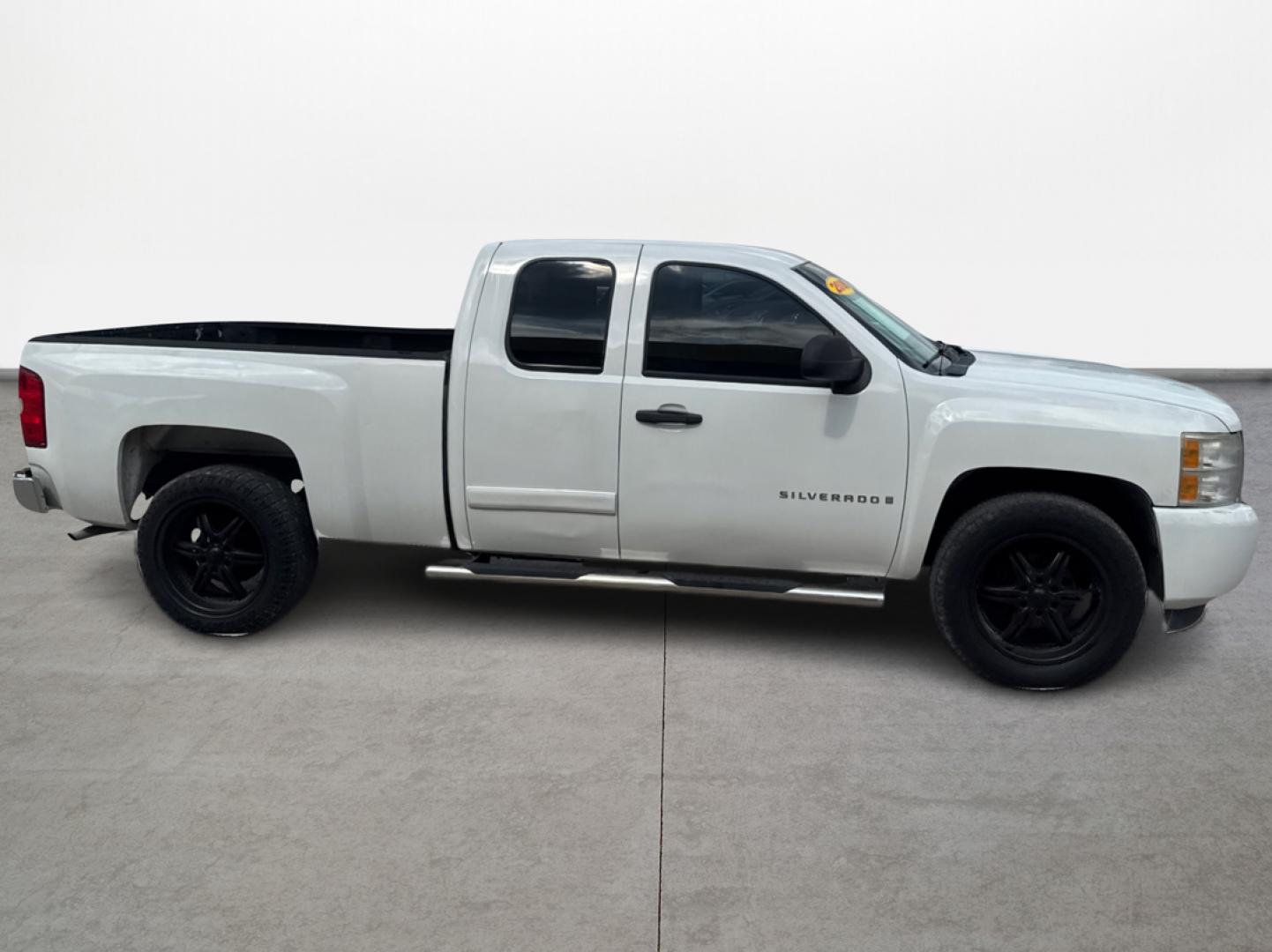 2008 White Chevrolet Silverado 1500 LT1 Ext. Cab Long Box 2WD (2GCEC19J181) with an 5.3L V8 OHV 16V engine, 4-Speed Automatic Overdrive transmission, located at 16710 Clay Rd., Houston, TX, 77084, (281) 859-7900, 29.834864, -95.656166 - Photo#3