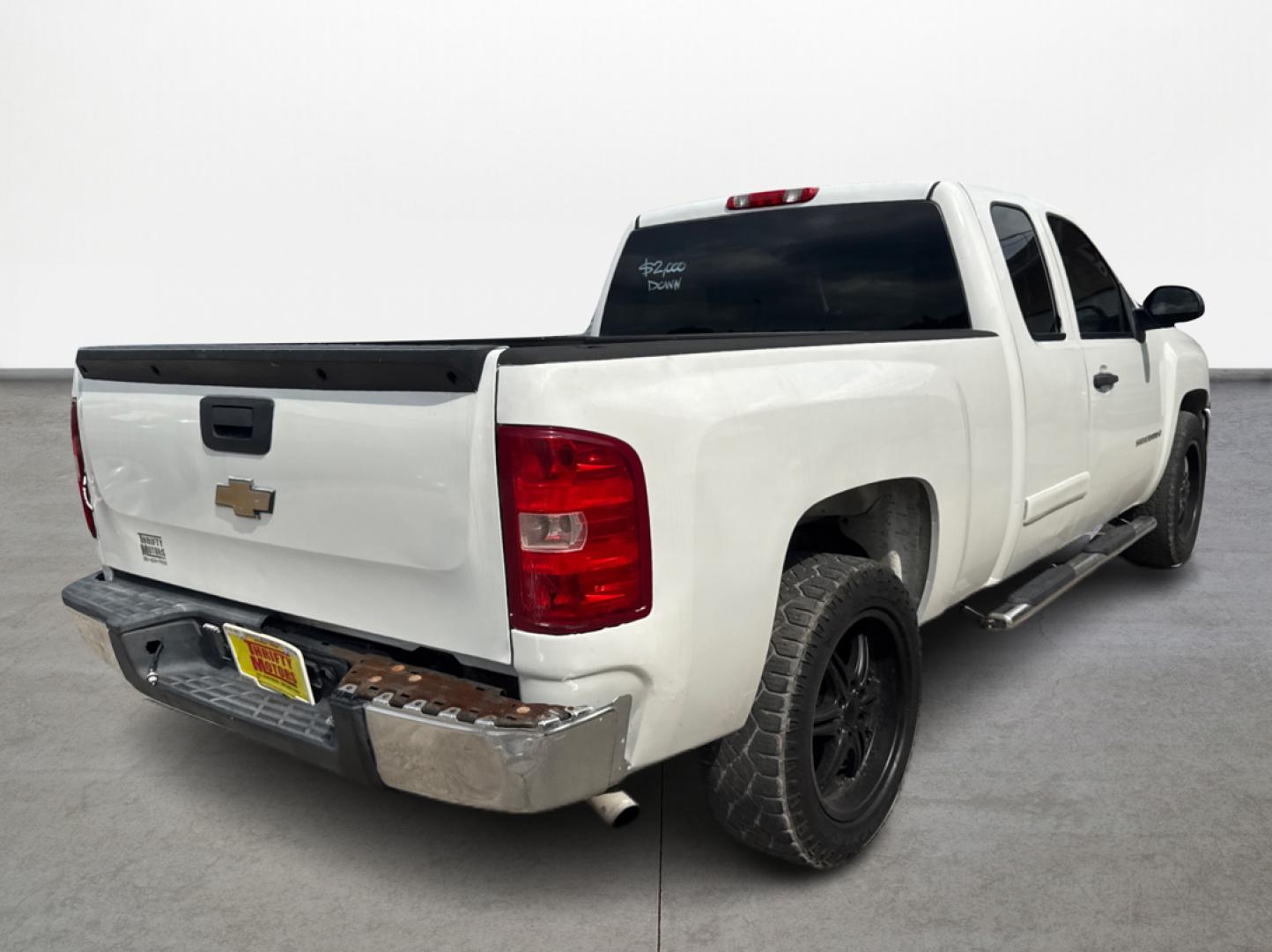2008 White Chevrolet Silverado 1500 LT1 Ext. Cab Long Box 2WD (2GCEC19J181) with an 5.3L V8 OHV 16V engine, 4-Speed Automatic Overdrive transmission, located at 16710 Clay Rd., Houston, TX, 77084, (281) 859-7900, 29.834864, -95.656166 - Photo#4
