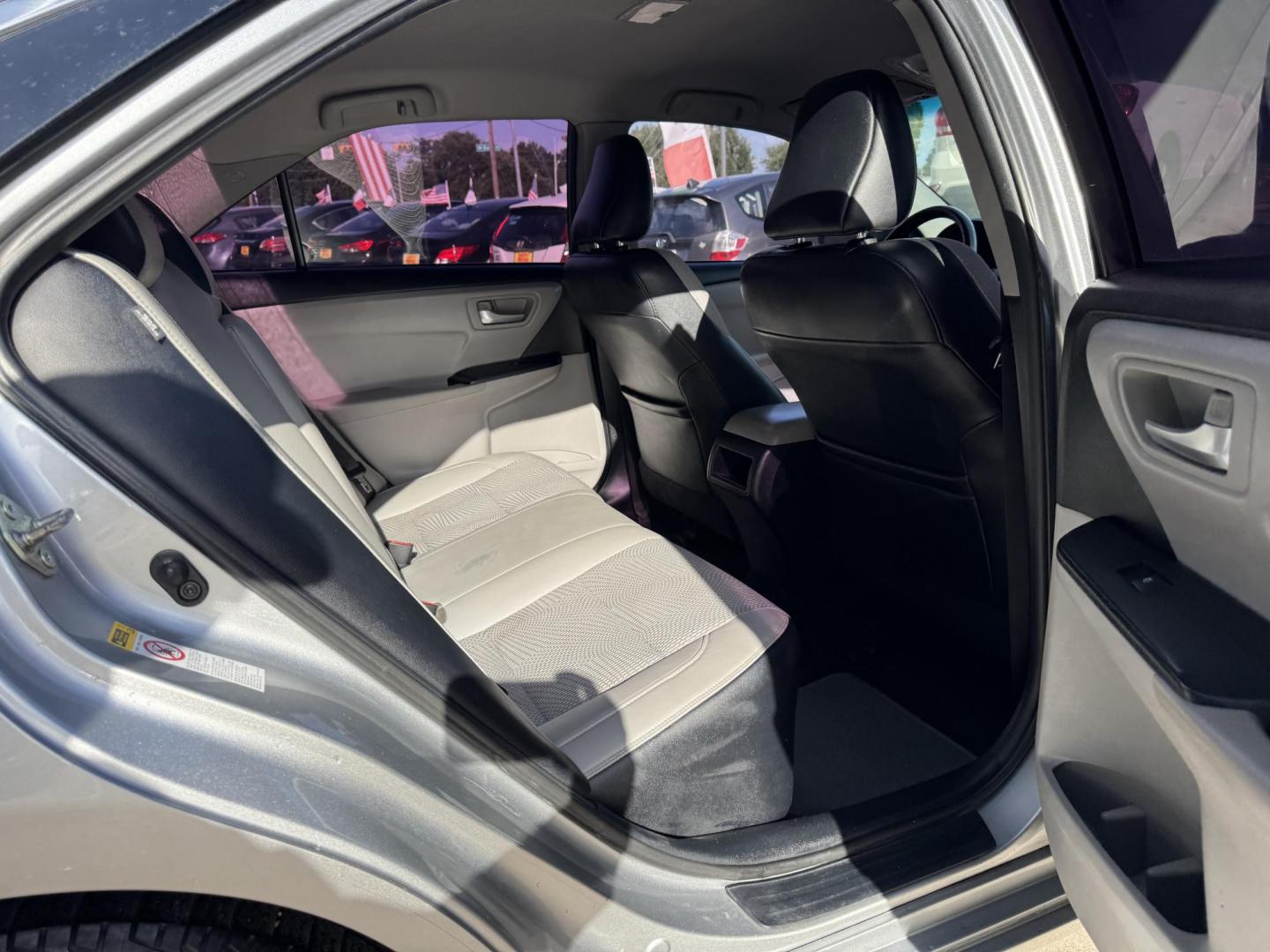 2016 Silver Toyota Camry SE (4T1BF1FKXGU) with an 2.5L L4 DOHC 16V engine, 6-Speed Automatic transmission, located at 16710 Clay Rd., Houston, TX, 77084, (281) 859-7900, 29.834864, -95.656166 - Photo#4