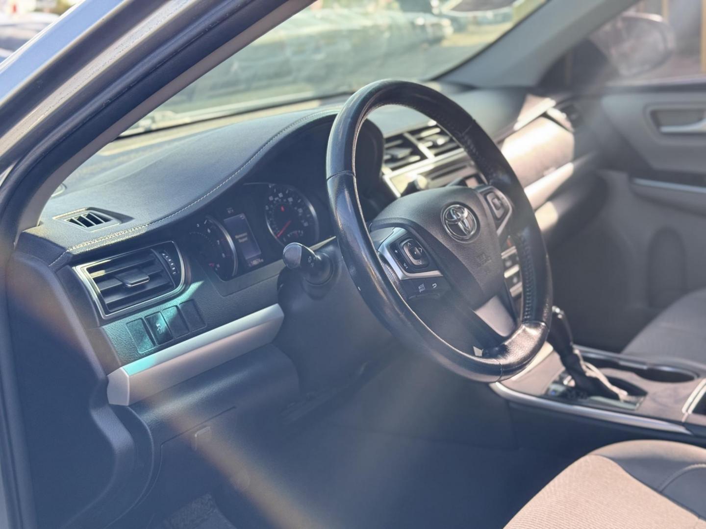 2016 Silver Toyota Camry SE (4T1BF1FKXGU) with an 2.5L L4 DOHC 16V engine, 6-Speed Automatic transmission, located at 16710 Clay Rd., Houston, TX, 77084, (281) 859-7900, 29.834864, -95.656166 - Photo#9