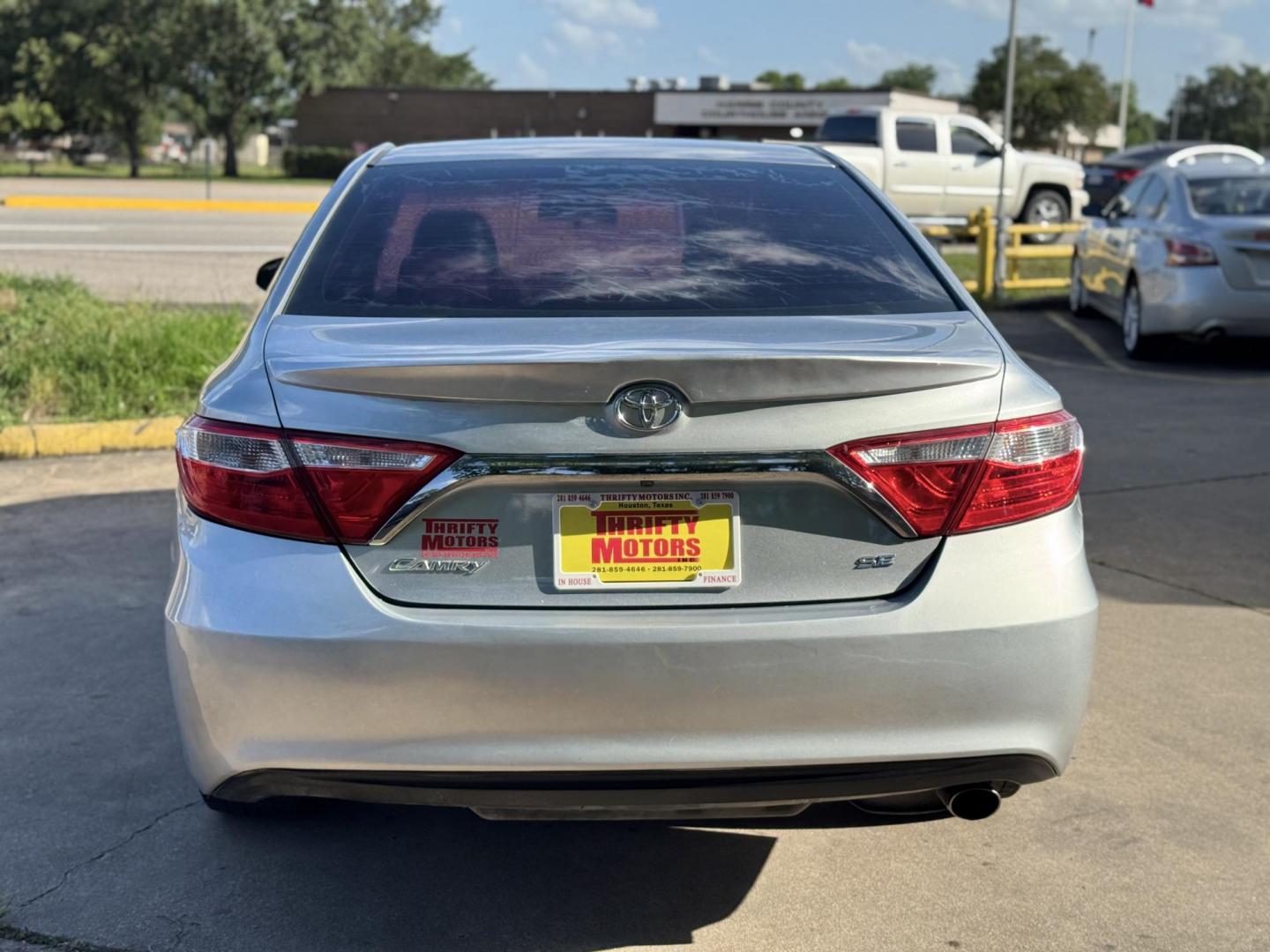 2016 Silver Toyota Camry SE (4T1BF1FKXGU) with an 2.5L L4 DOHC 16V engine, 6-Speed Automatic transmission, located at 16710 Clay Rd., Houston, TX, 77084, (281) 859-7900, 29.834864, -95.656166 - Photo#10