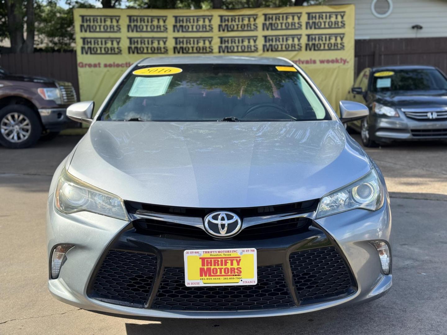 2016 Silver Toyota Camry SE (4T1BF1FKXGU) with an 2.5L L4 DOHC 16V engine, 6-Speed Automatic transmission, located at 16710 Clay Rd., Houston, TX, 77084, (281) 859-7900, 29.834864, -95.656166 - Photo#14