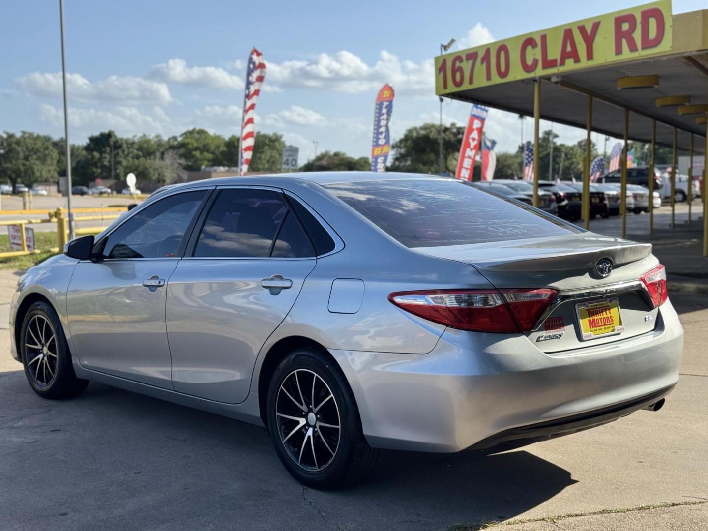 2016 Silver Toyota Camry SE (4T1BF1FKXGU) with an 2.5L L4 DOHC 16V engine, 6-Speed Automatic transmission, located at 16710 Clay Rd., Houston, TX, 77084, (281) 859-7900, 29.834864, -95.656166 - Photo#16