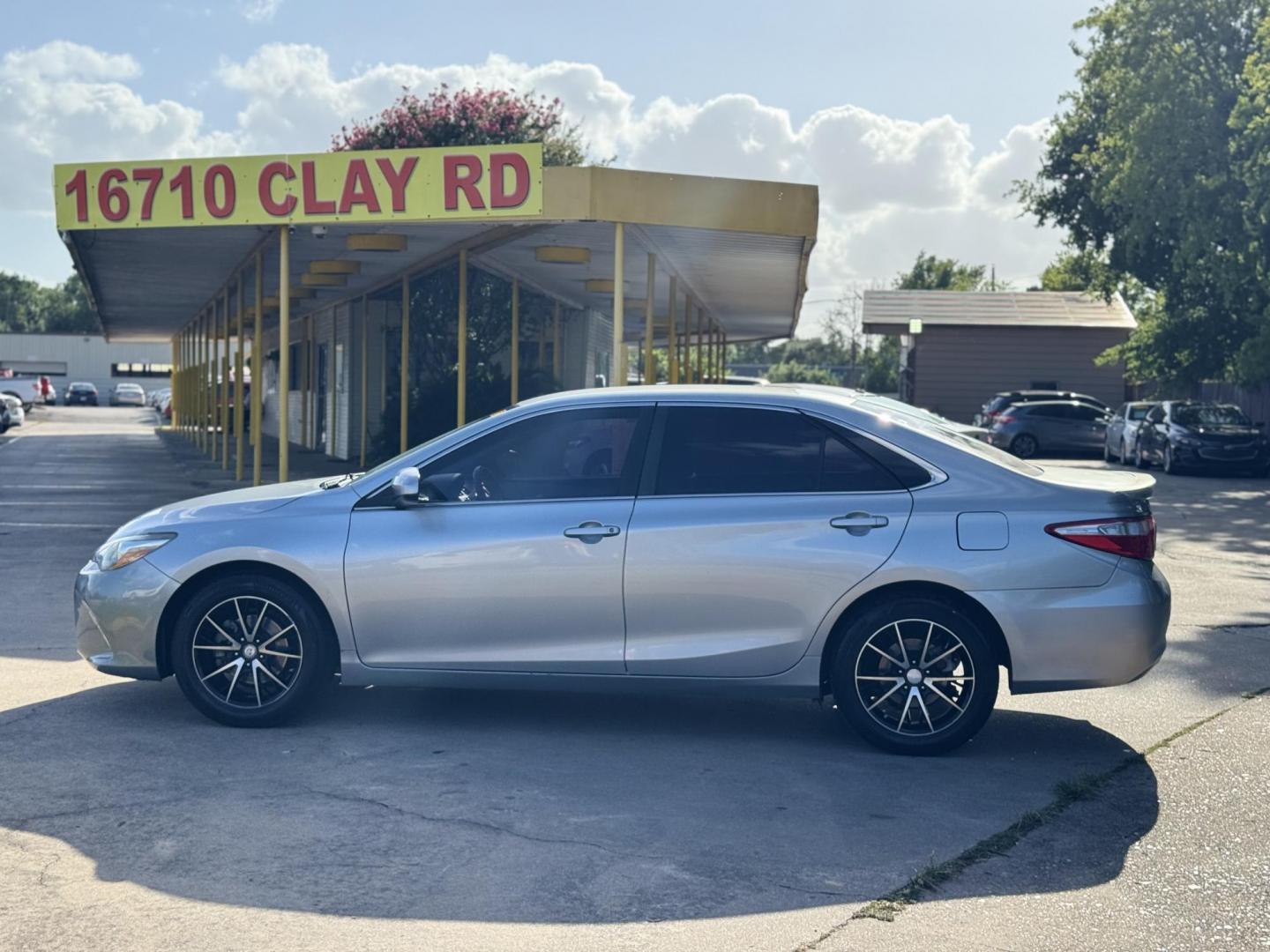 2016 Silver Toyota Camry SE (4T1BF1FKXGU) with an 2.5L L4 DOHC 16V engine, 6-Speed Automatic transmission, located at 16710 Clay Rd., Houston, TX, 77084, (281) 859-7900, 29.834864, -95.656166 - Photo#18