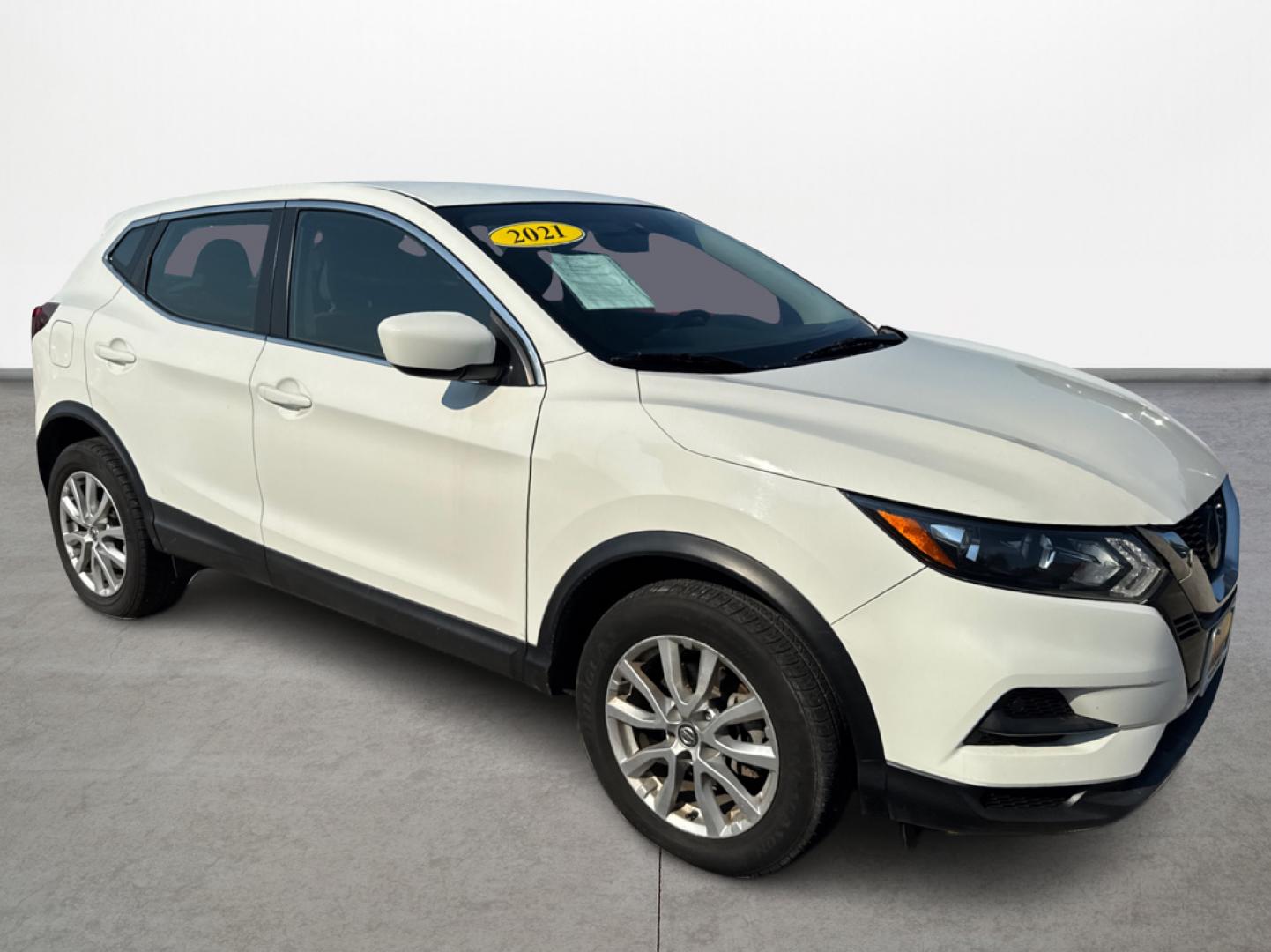 2021 White /GRAY Nissan Rogue Sport S (JN1BJ1AV6MW) with an 2.0L L4 DOHC 16V engine, CVT transmission, located at 16710 Clay Rd., Houston, TX, 77084, (281) 859-7900, 29.834864, -95.656166 - Photo#2