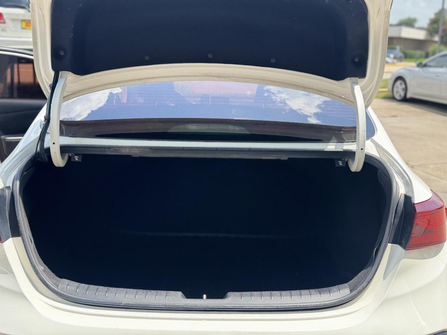2020 White /GRAY Kia Forte FE 6M (3KPF24AD2LE) with an 2.0L L4 DOHC 16V engine, 6M transmission, located at 16710 Clay Rd., Houston, TX, 77084, (281) 859-7900, 29.834864, -95.656166 - Photo#5