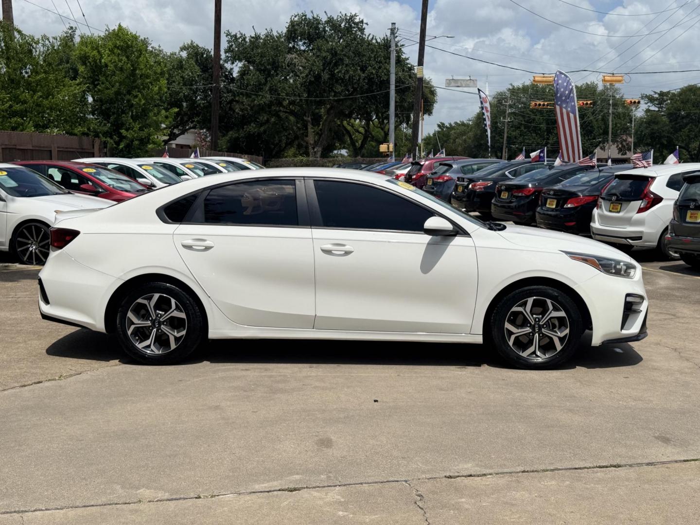 2020 White /GRAY Kia Forte FE 6M (3KPF24AD2LE) with an 2.0L L4 DOHC 16V engine, 6M transmission, located at 16710 Clay Rd., Houston, TX, 77084, (281) 859-7900, 29.834864, -95.656166 - Photo#16