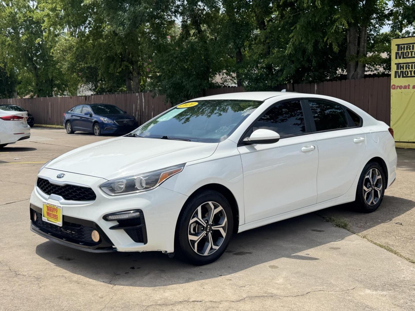 2020 White /GRAY Kia Forte FE 6M (3KPF24AD2LE) with an 2.0L L4 DOHC 16V engine, 6M transmission, located at 16710 Clay Rd., Houston, TX, 77084, (281) 859-7900, 29.834864, -95.656166 - Photo#17