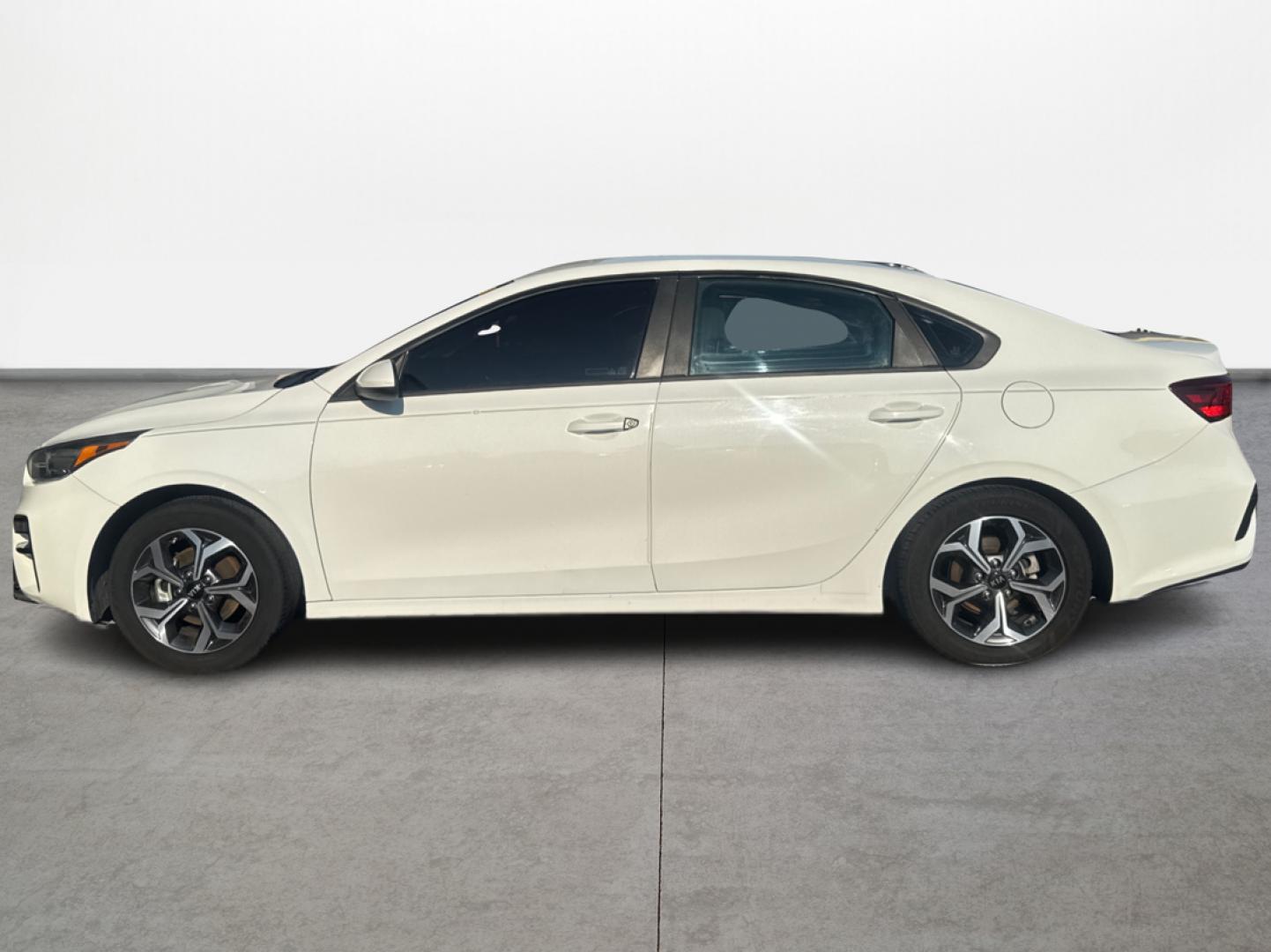 2020 White /GRAY Kia Forte FE 6M (3KPF24AD2LE) with an 2.0L L4 DOHC 16V engine, 6M transmission, located at 16710 Clay Rd., Houston, TX, 77084, (281) 859-7900, 29.834864, -95.656166 - Photo#5